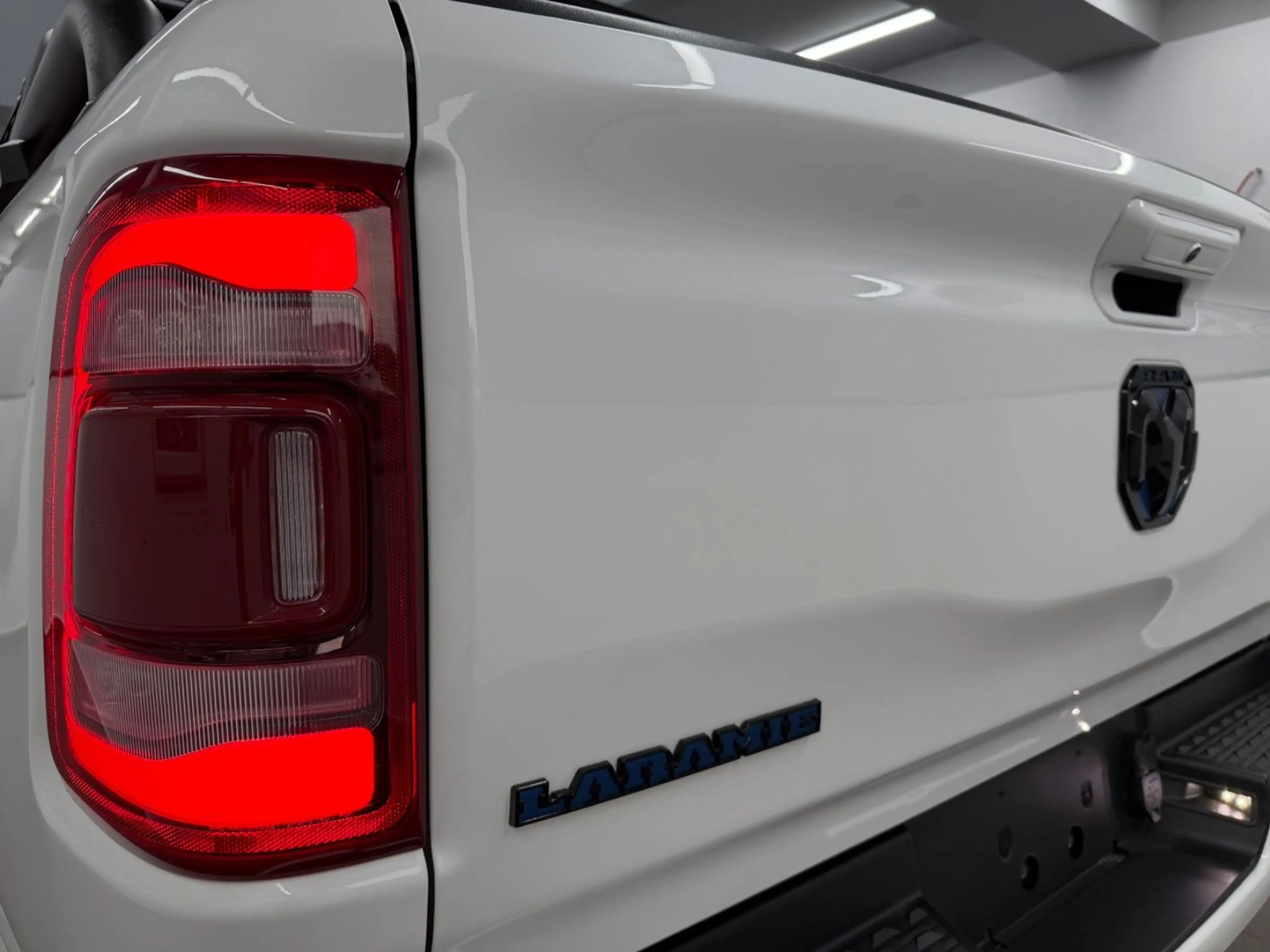 Dodge RAM 1500 V8 5.7 eTorque 4X4 LARAMIE*Ivory*12"Scr — photo 7