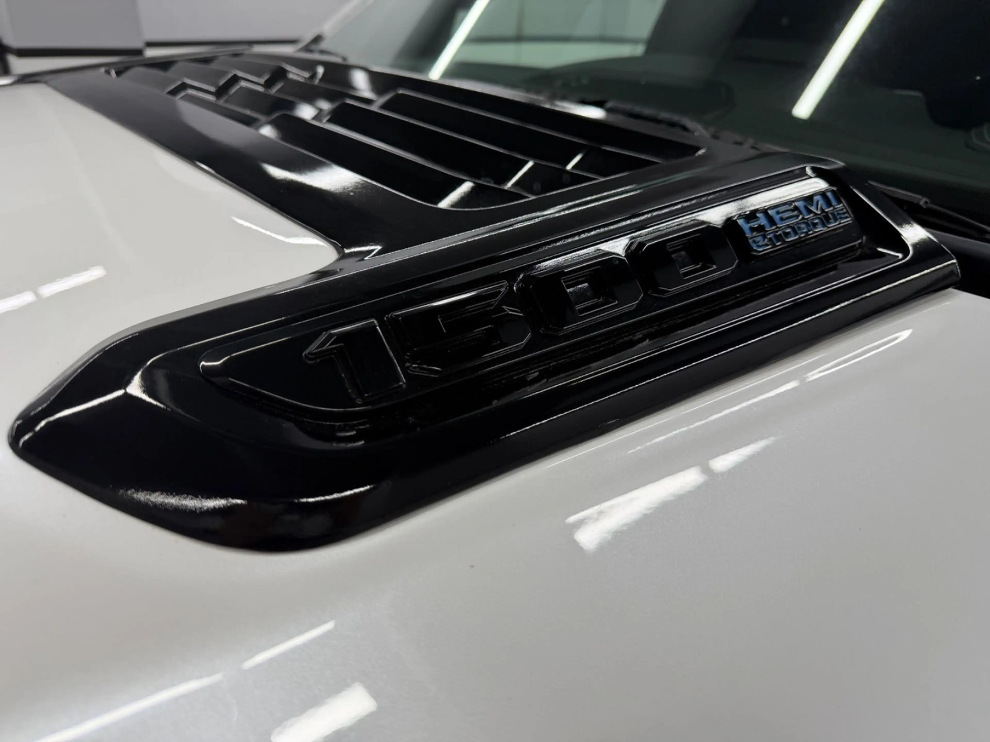 Dodge RAM 1500 V8 5.7 eTorque 4X4 LARAMIE*Ivory*12"Scr — photo 4