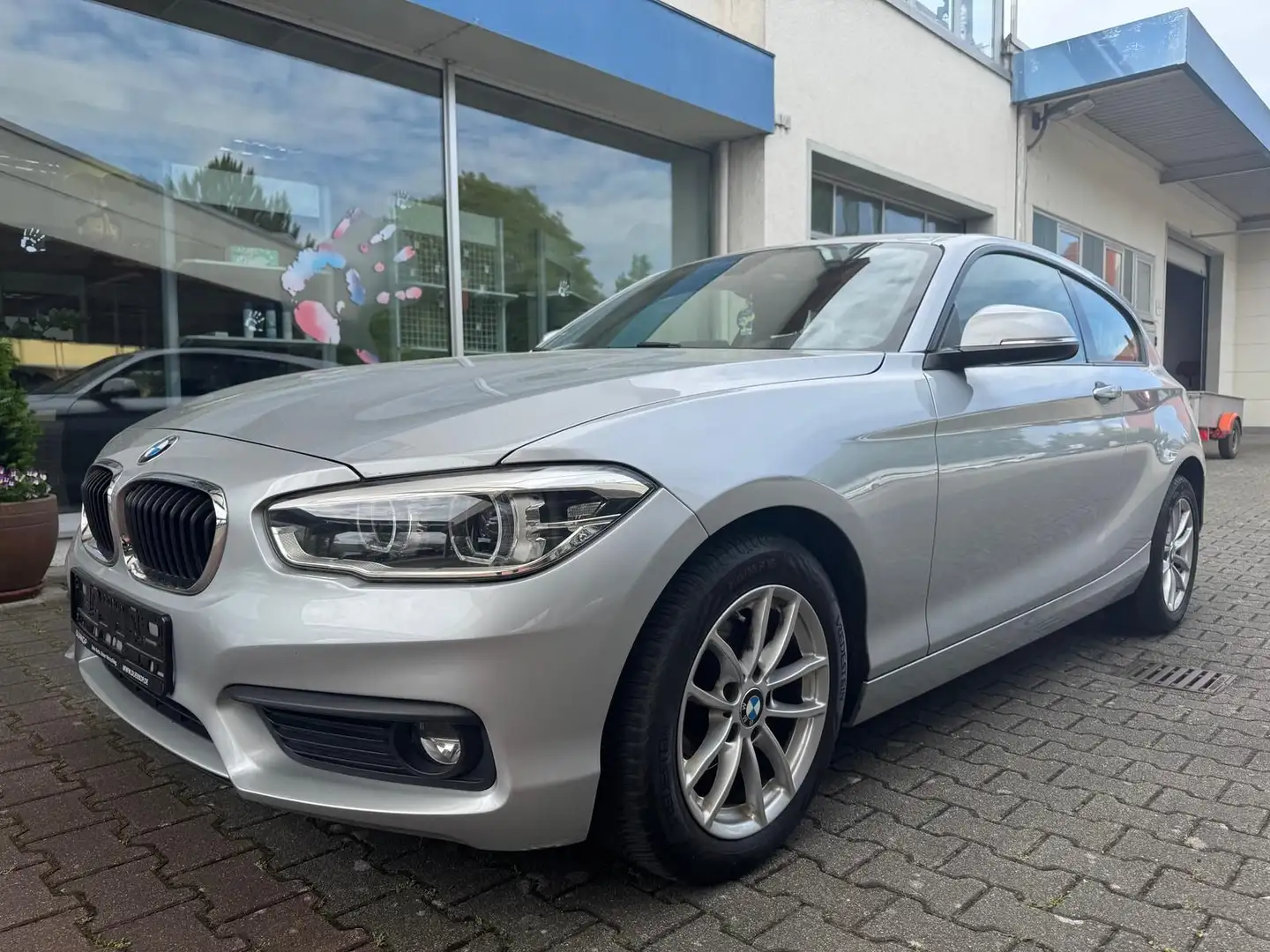BMW 118 i ADVANTGARDE LED SCHEINWERFER SHZ PDC NAVI Argent - 1