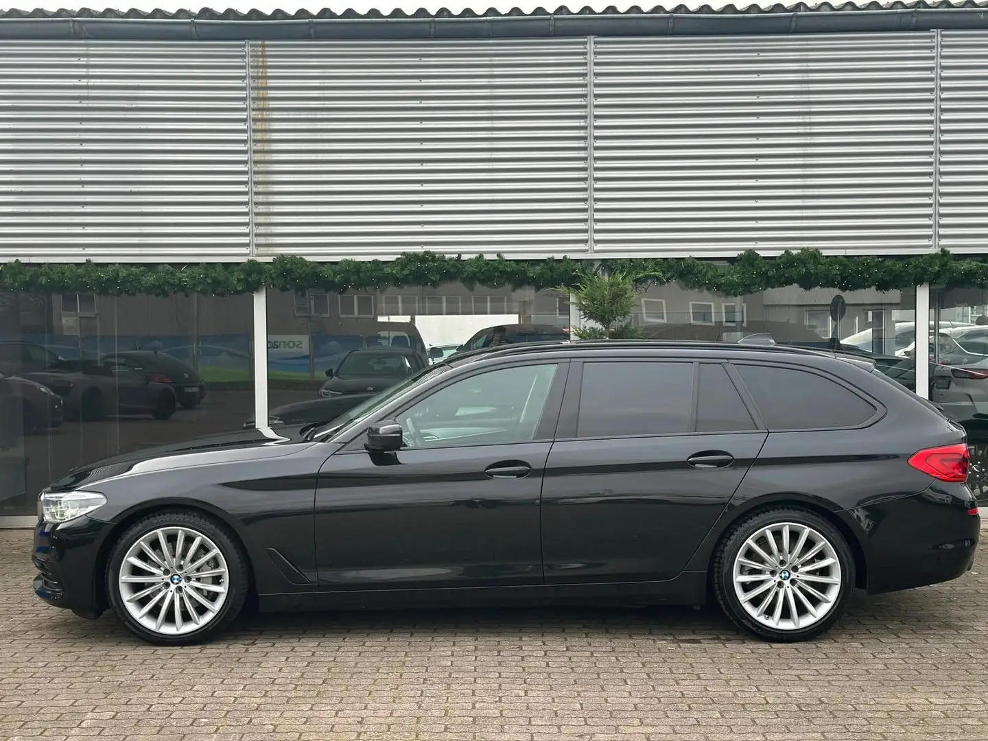 BMW 525 d Sport Line | Head up | AHK | Kamera | Leder Schwarz - 2
