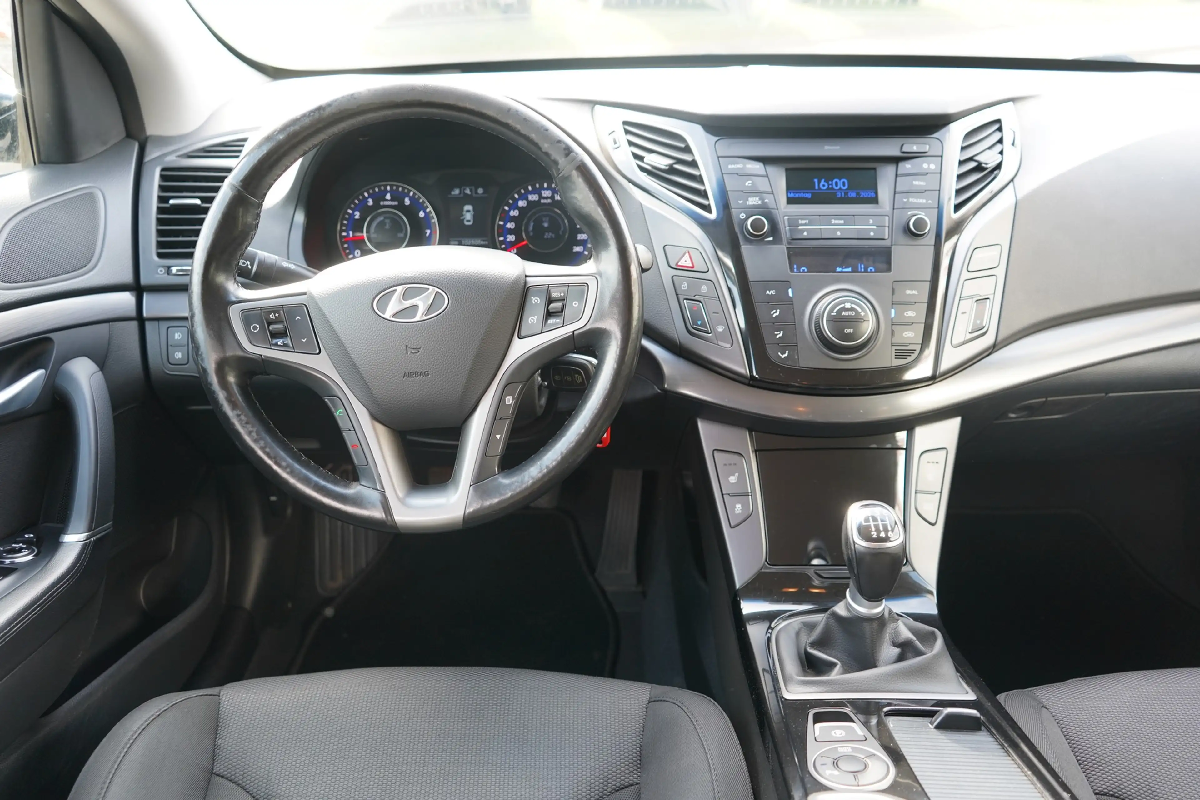 Hyundai i40 Kombi 2.0 T-GDI Premium Tempomat PDC — photo 12