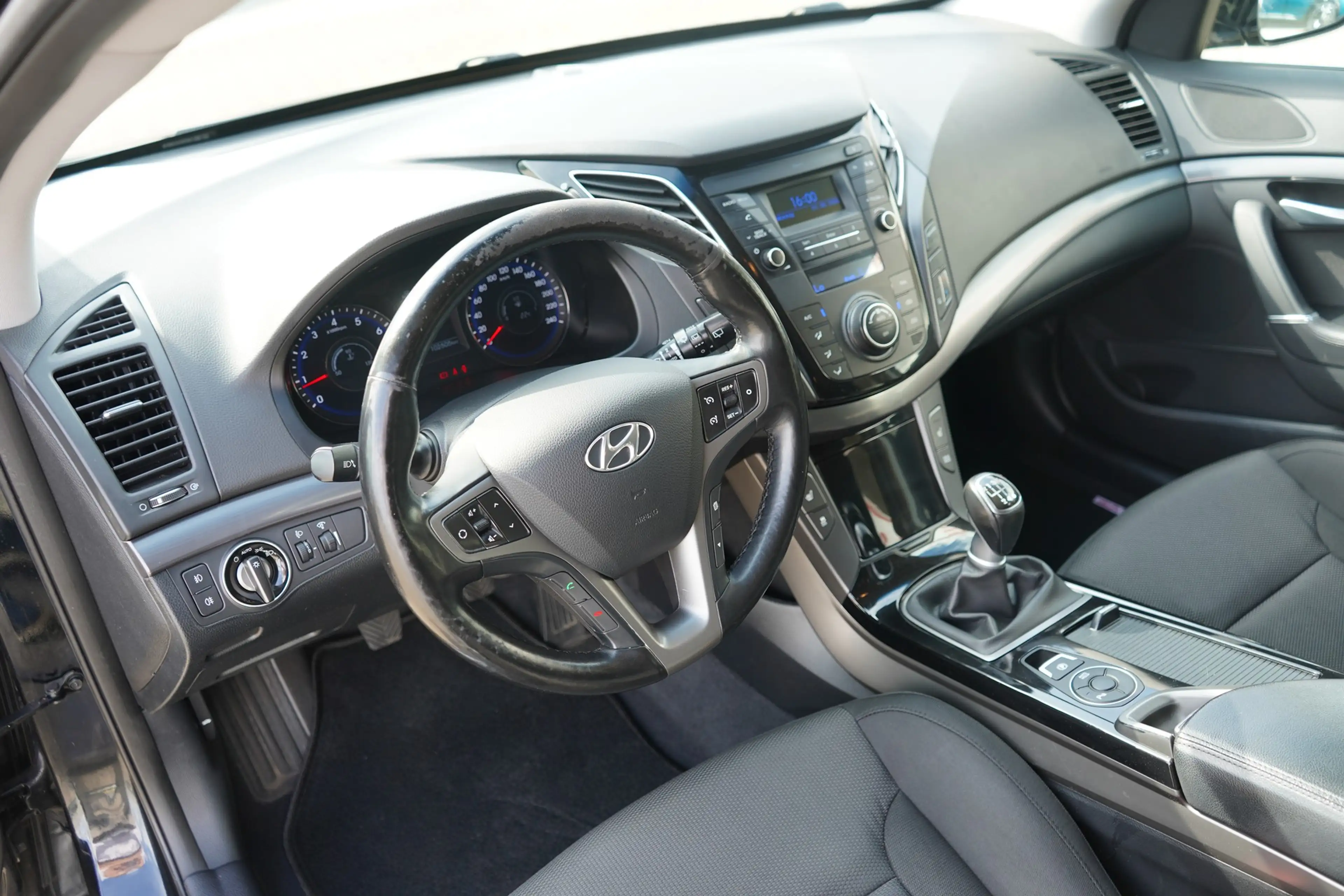 Hyundai i40 Kombi 2.0 T-GDI Premium Tempomat PDC — photo 10