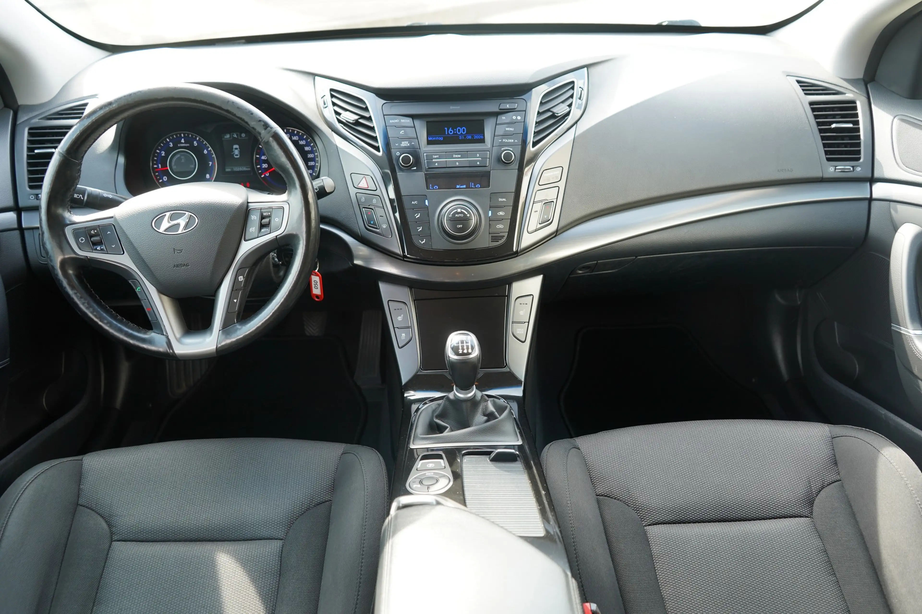 Hyundai i40 Kombi 2.0 T-GDI Premium Tempomat PDC — photo 11