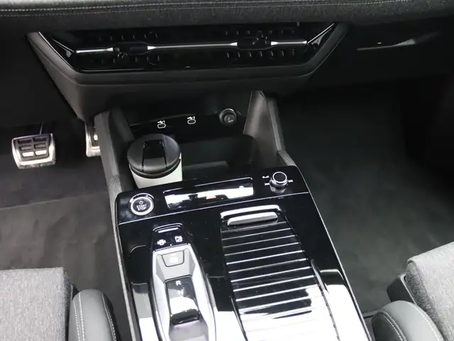 Audi E-Tron S view 10