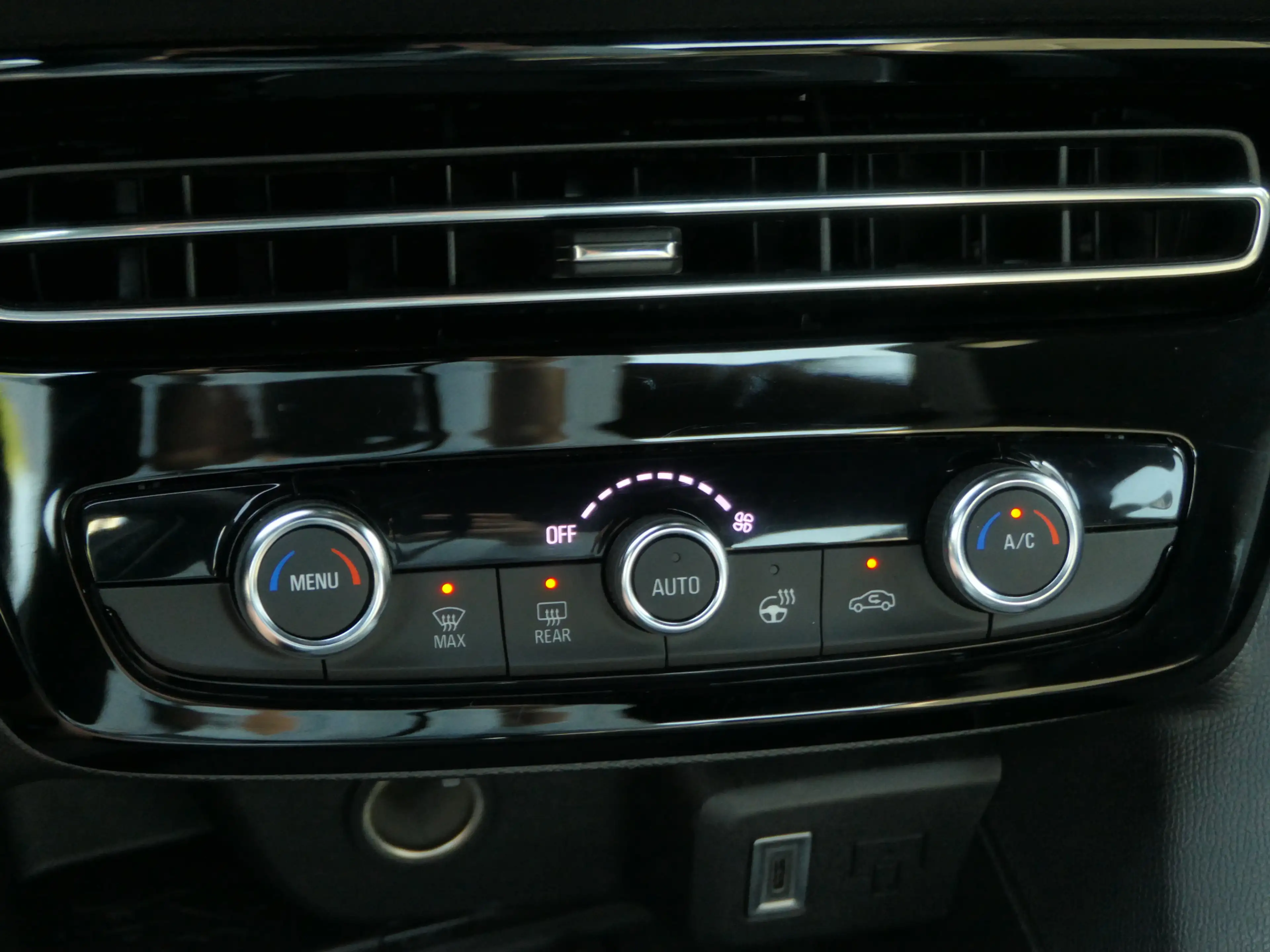 Opel Mokka-E Electric Edition 54 kWh | Camera | Dodehoek detect — photo 30
