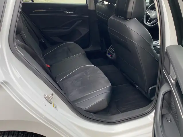 Volkswagen Passat view 14