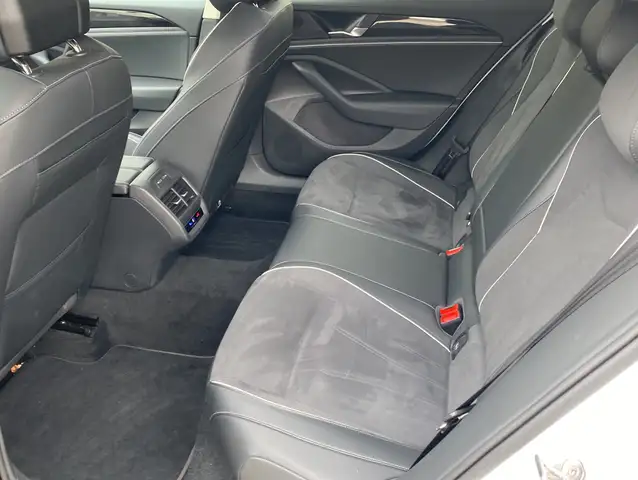 Volkswagen Passat view 11
