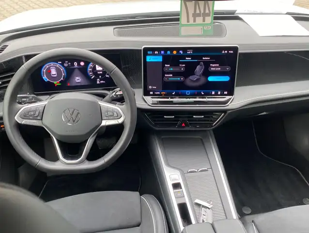 Volkswagen Passat view 3
