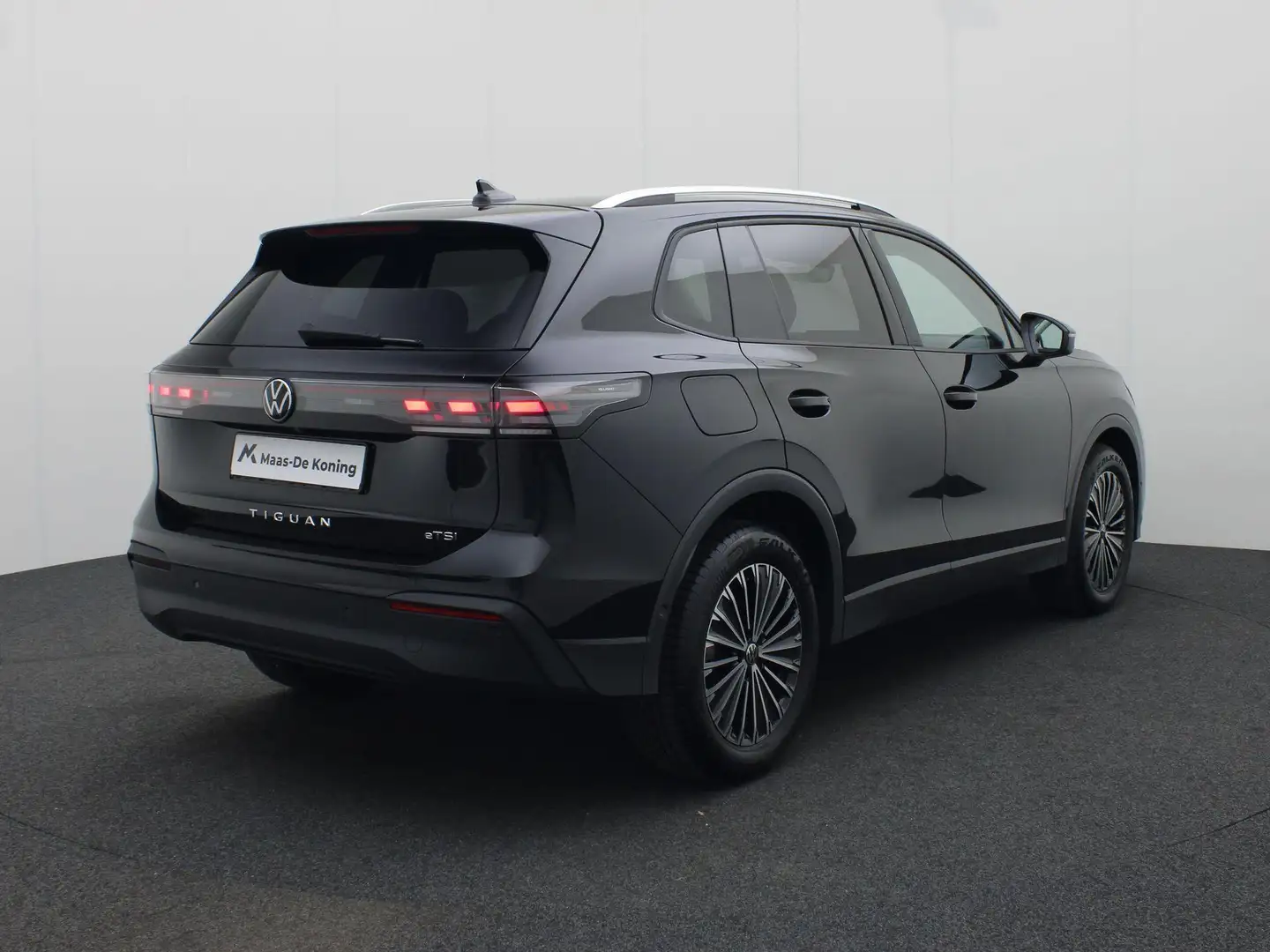 Volkswagen Tiguan 1.5eTSI/130PK Life DSG · Navigatie · Camera + Park Zwart - 2