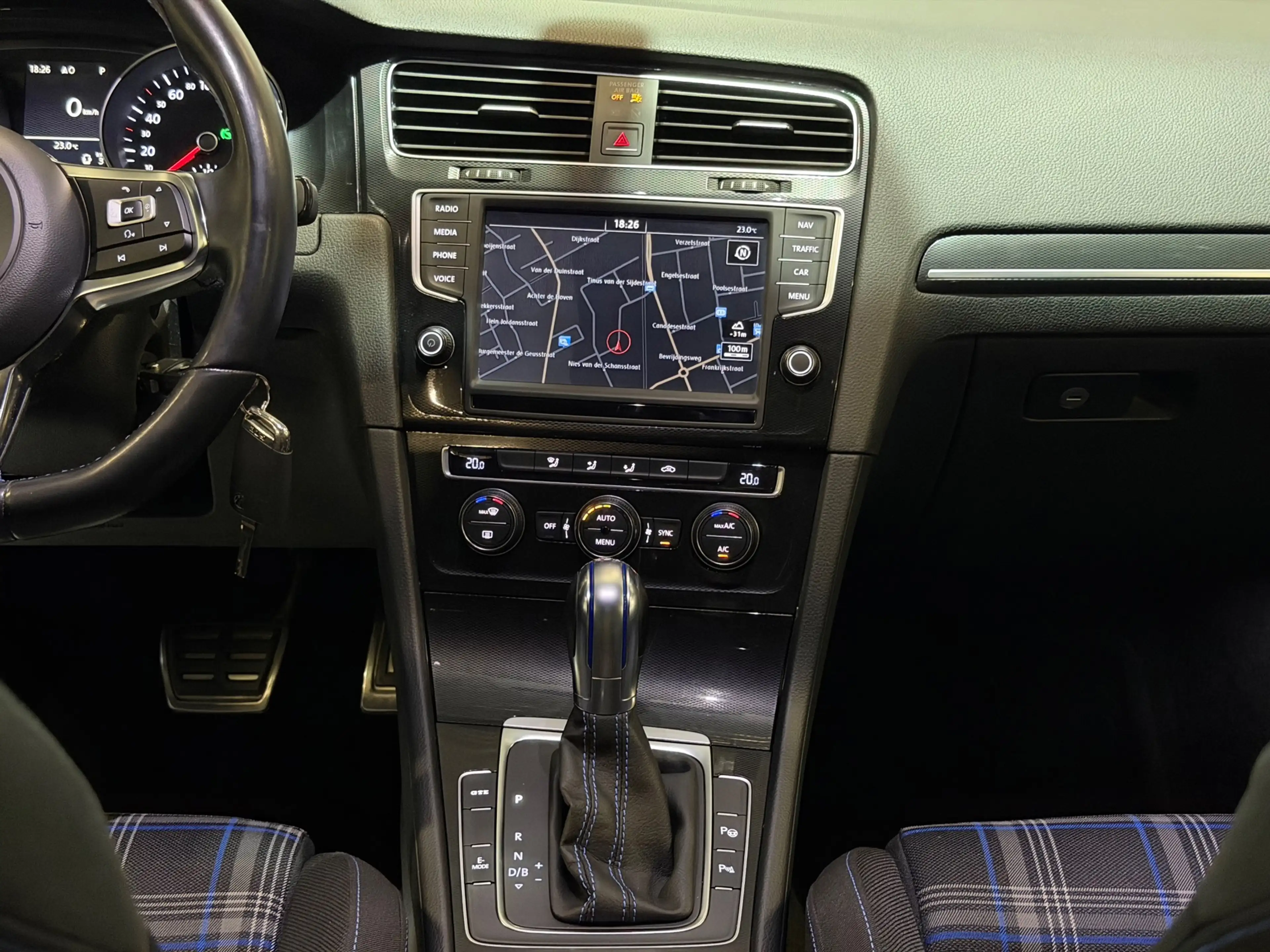 Volkswagen Golf GTE 1.4 TSI DSG/LED/NAVI/CARPLAY/CRUISE/CAMERA/PDC/CLI — photo 32
