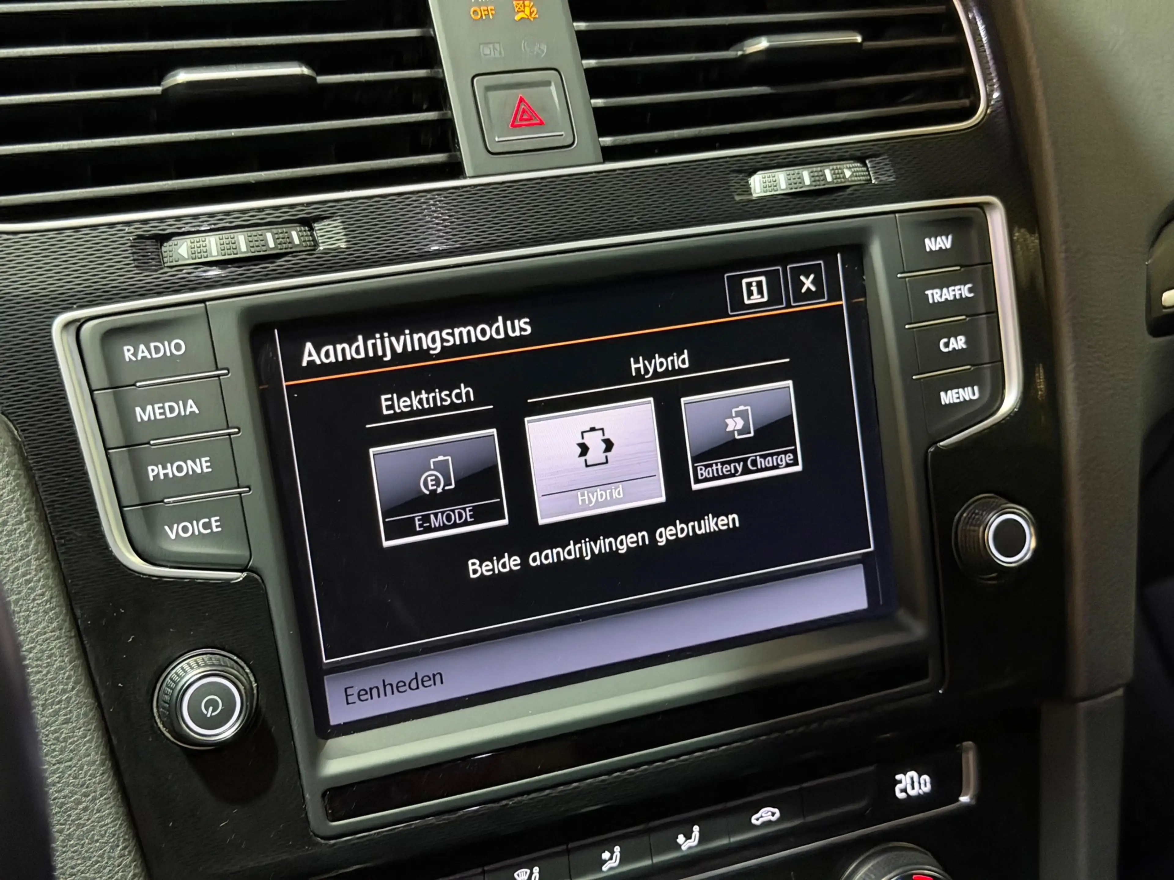 Volkswagen Golf GTE 1.4 TSI DSG/LED/NAVI/CARPLAY/CRUISE/CAMERA/PDC/CLI — photo 26