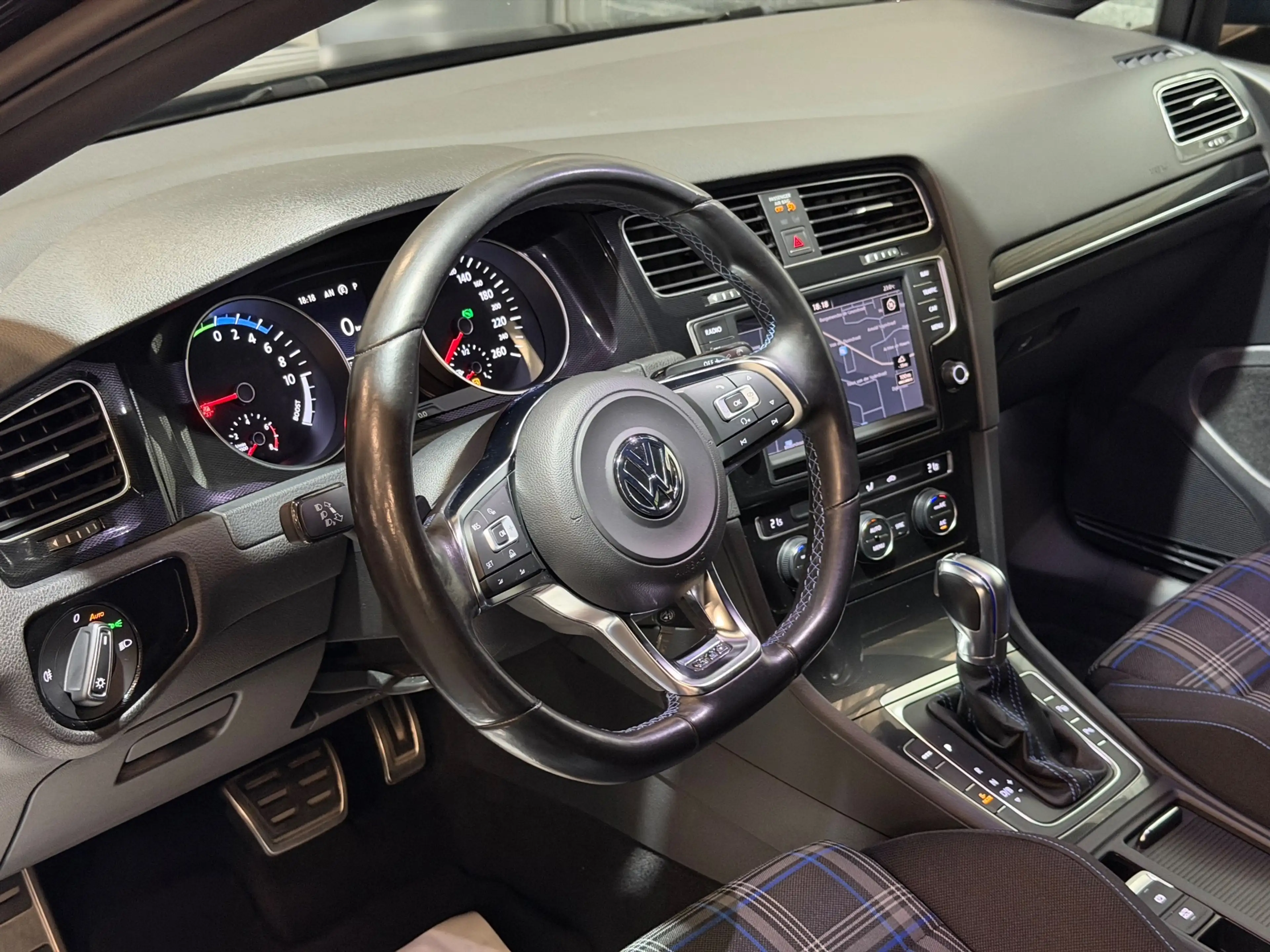 Volkswagen Golf GTE 1.4 TSI DSG/LED/NAVI/CARPLAY/CRUISE/CAMERA/PDC/CLI — photo 2