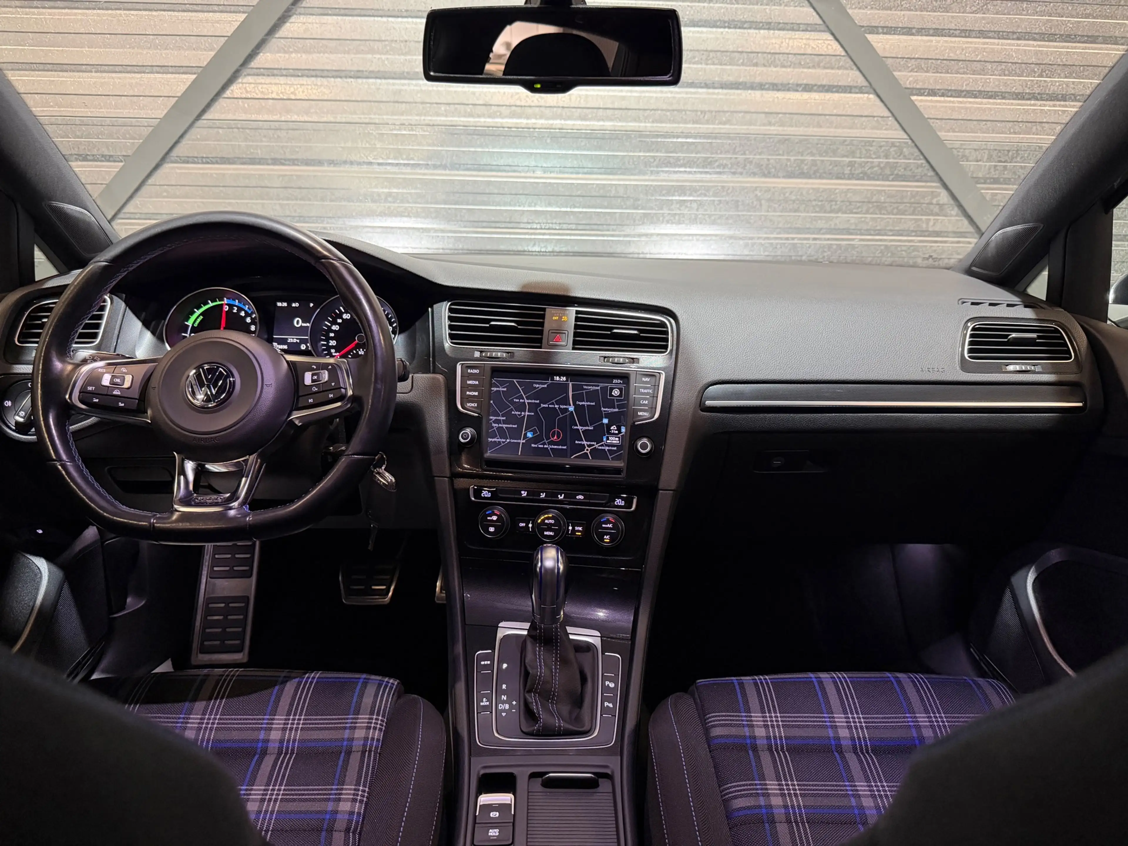 Volkswagen Golf GTE 1.4 TSI DSG/LED/NAVI/CARPLAY/CRUISE/CAMERA/PDC/CLI — photo 7