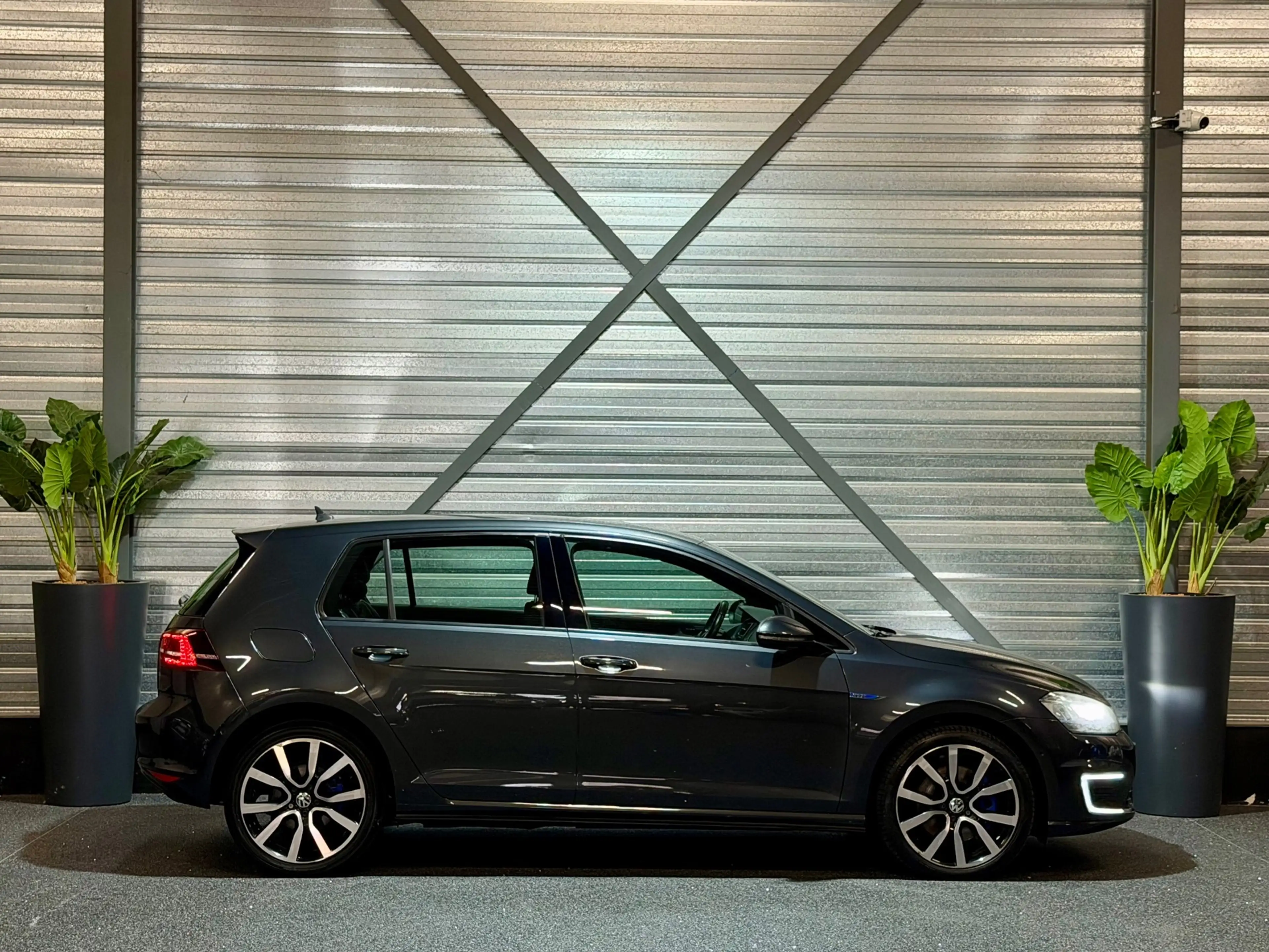 Volkswagen Golf GTE 1.4 TSI DSG/LED/NAVI/CARPLAY/CRUISE/CAMERA/PDC/CLI — photo 4