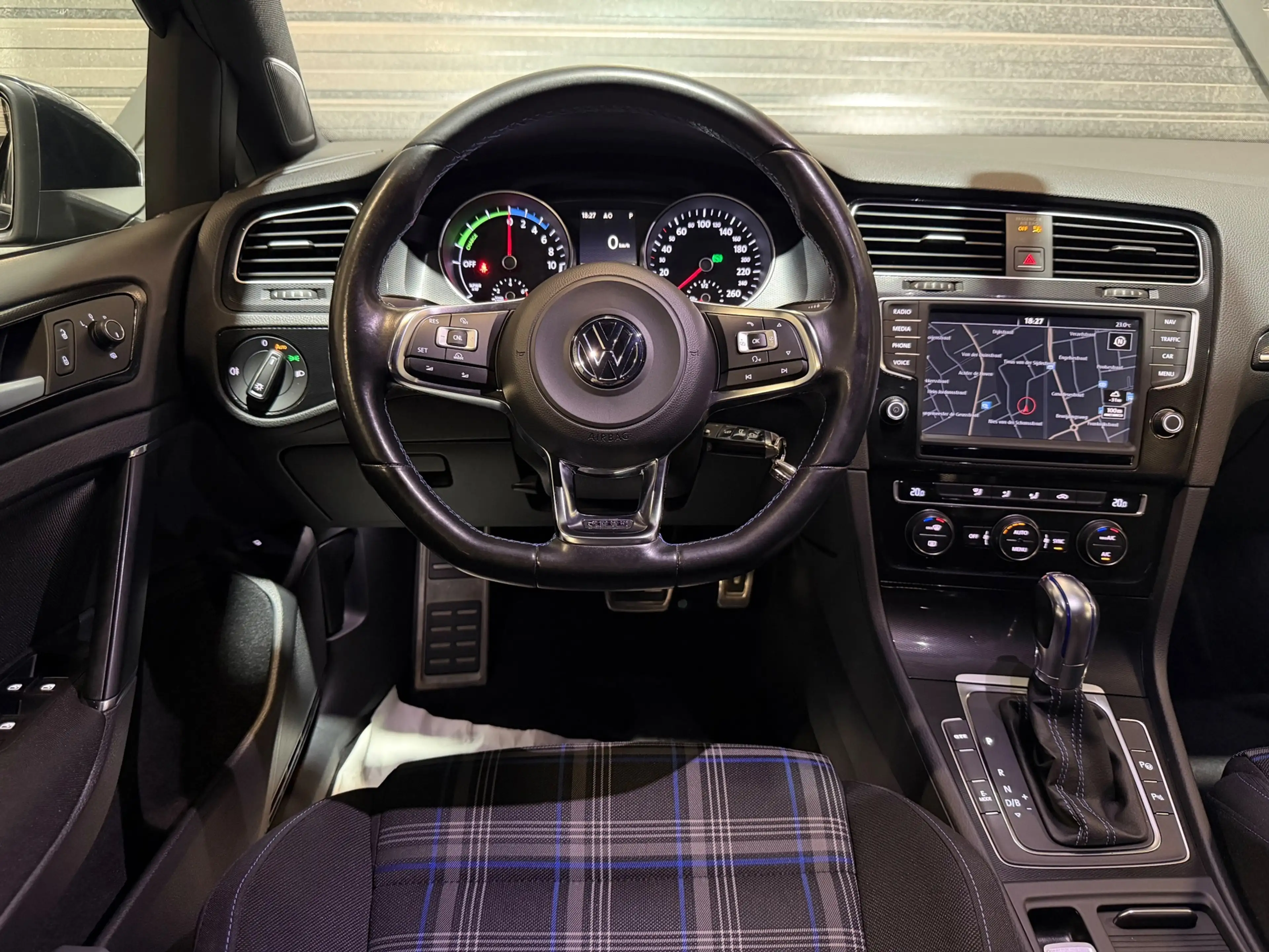 Volkswagen Golf GTE 1.4 TSI DSG/LED/NAVI/CARPLAY/CRUISE/CAMERA/PDC/CLI — photo 8