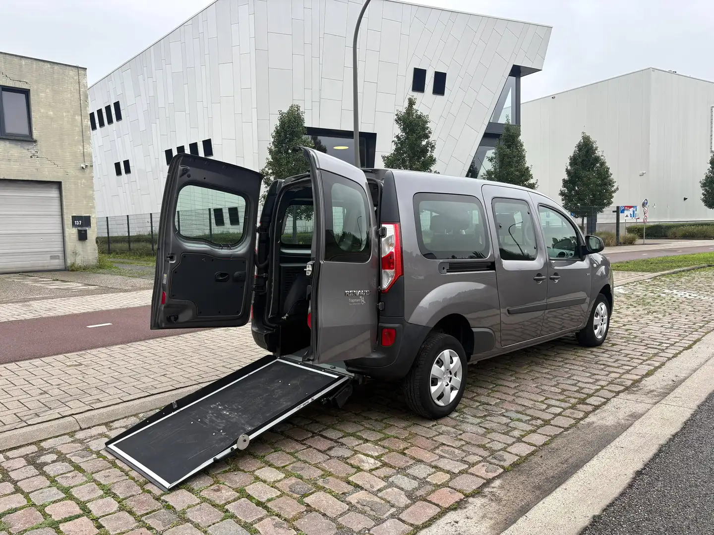 Renault Kangoo Z.E. 33 kWh ZE B-Buy /  Mindervalide wagen / TPMR /12 Maanden Garantie / Batterijconditie 94% / Zeer weinig Km / Grau - 1