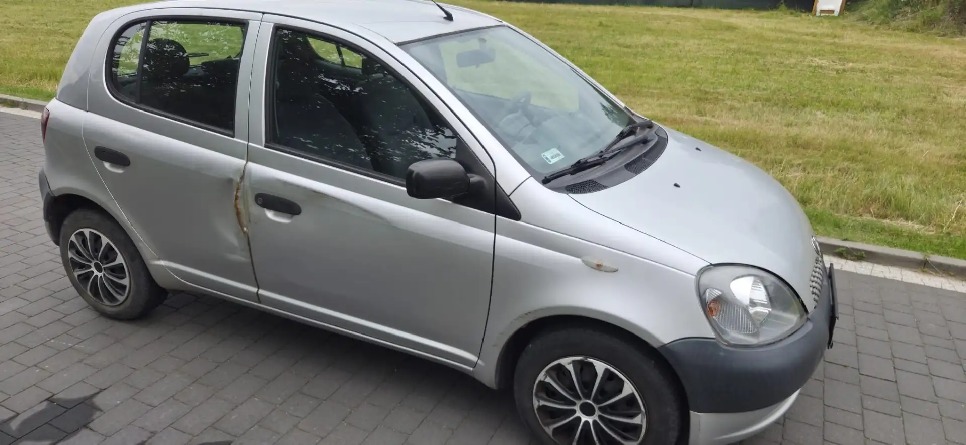 Toyota Yaris 1.0 linea terra Silber - 2