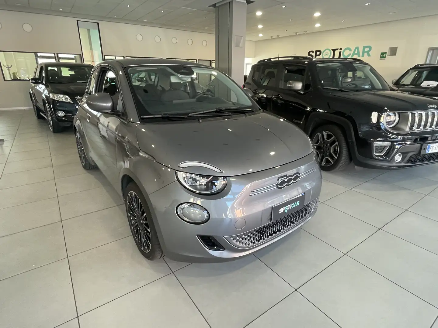 Fiat 500e 42 kWh La Prima Grijs - 2