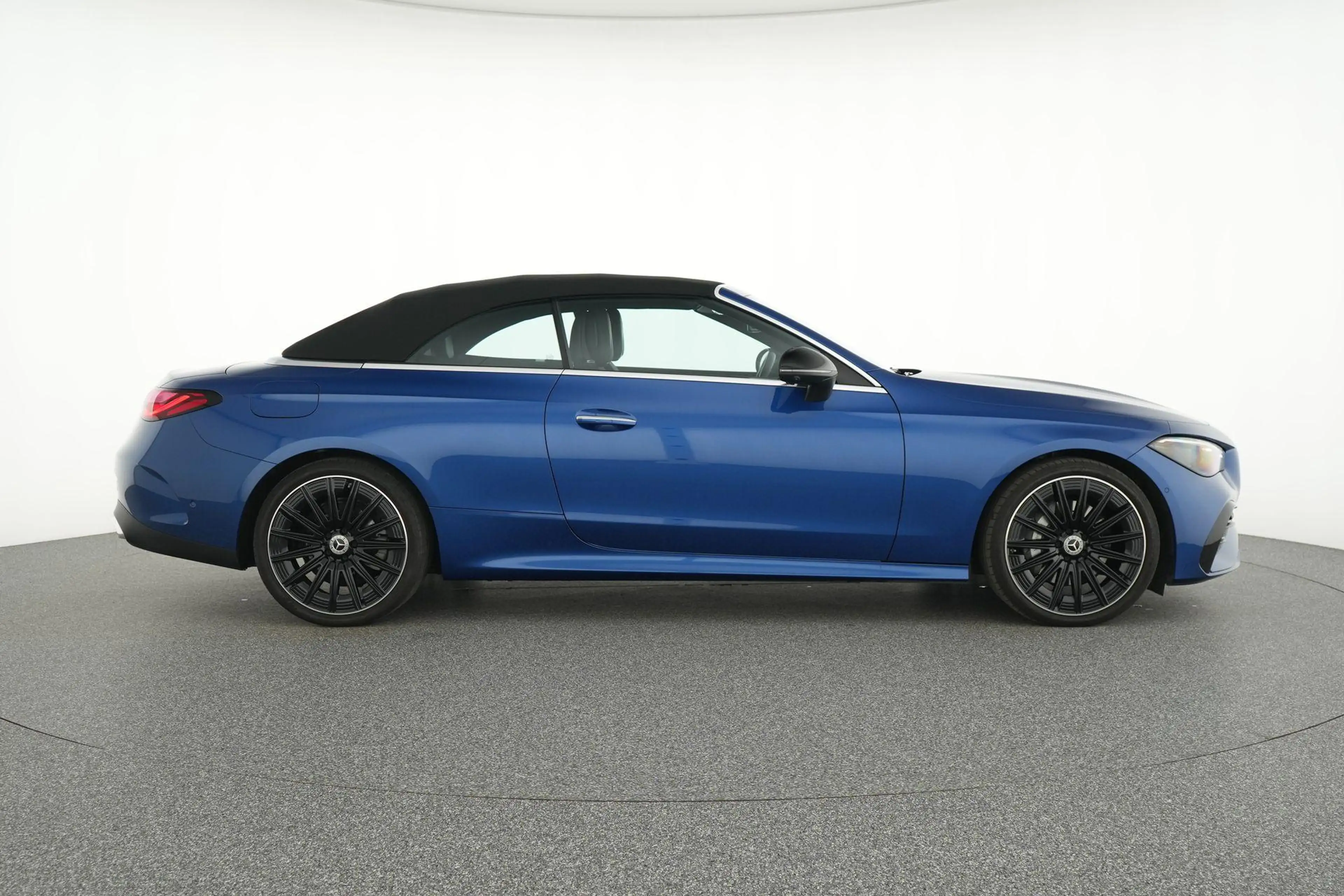 Mercedes-Benz CLE 200 Cabriolet AMG Line — photo 9