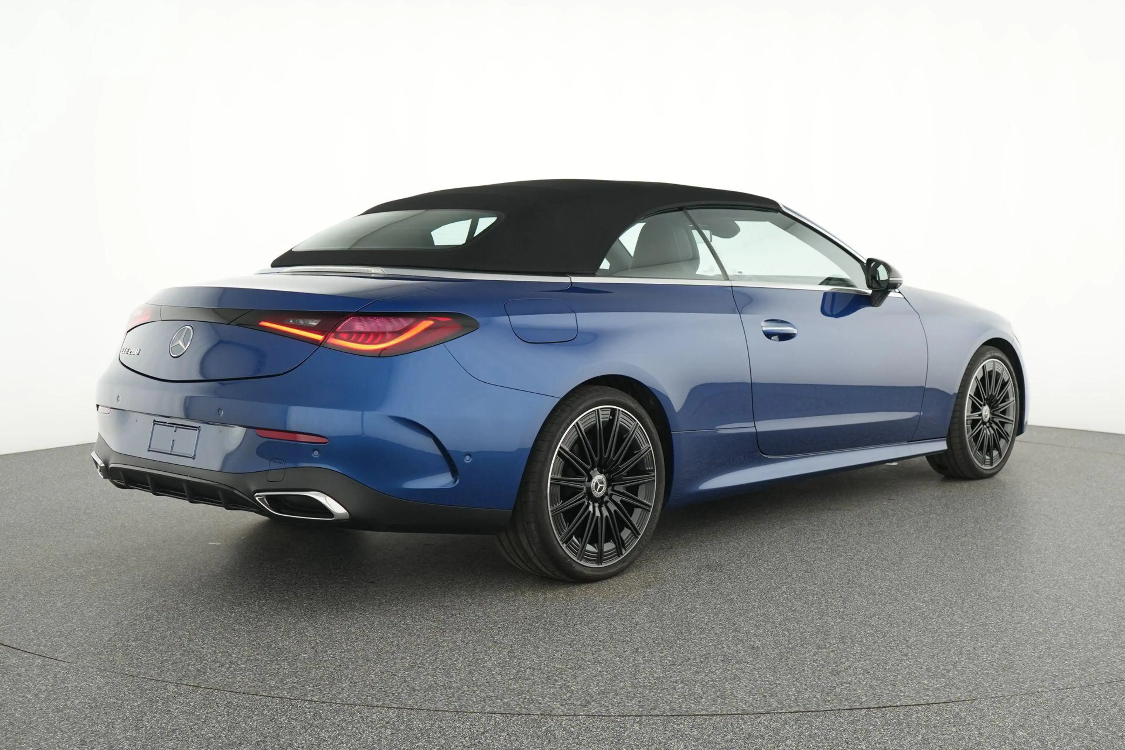 Mercedes-Benz CLE 200 Cabriolet AMG Line — photo 4