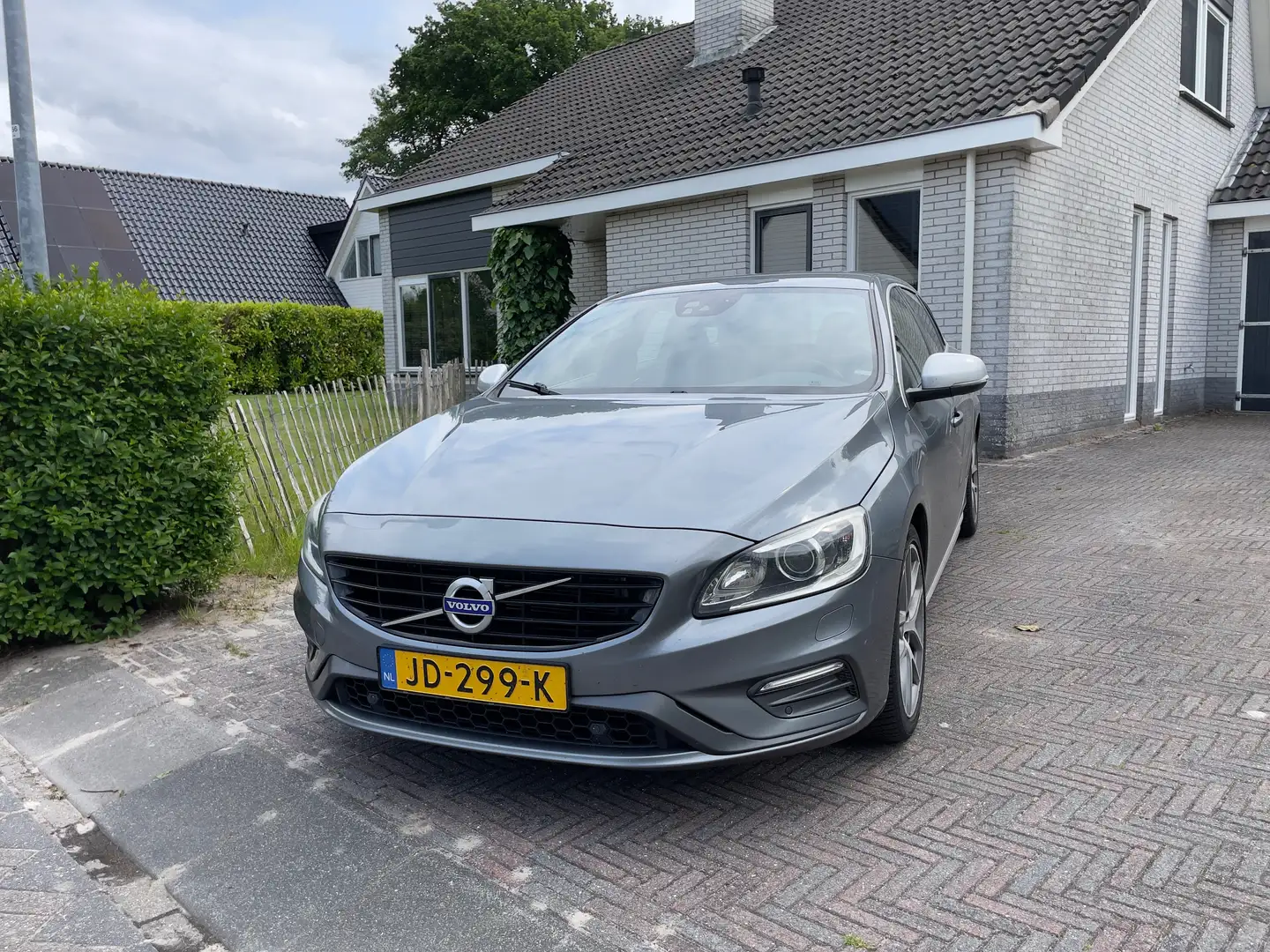 Volvo V60 V60 2.0 D3 R-Design Bns Grijs - 1