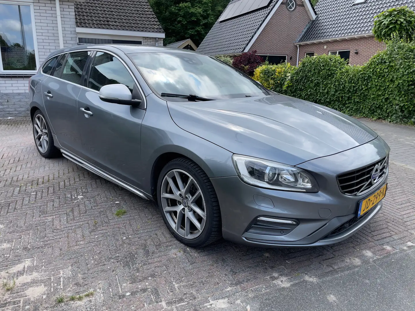 Volvo V60 V60 2.0 D3 R-Design Bns Grijs - 2