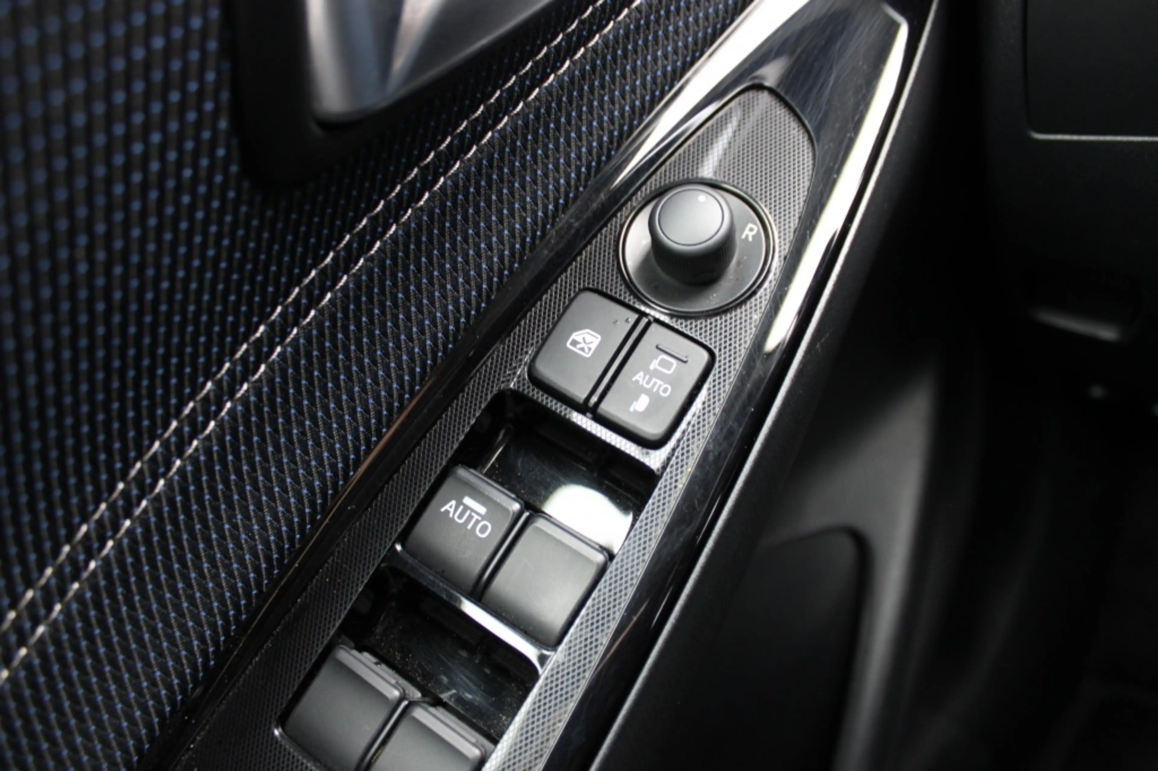 Mazda 2 1.5 Skyact-G Luxury — photo 15