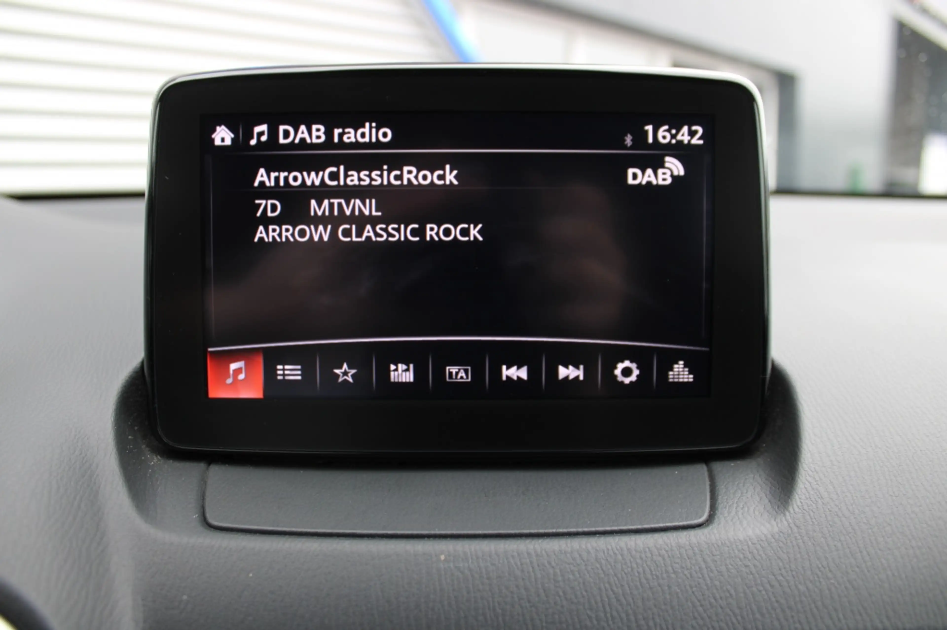 Mazda 2 1.5 Skyact-G Luxury — photo 6