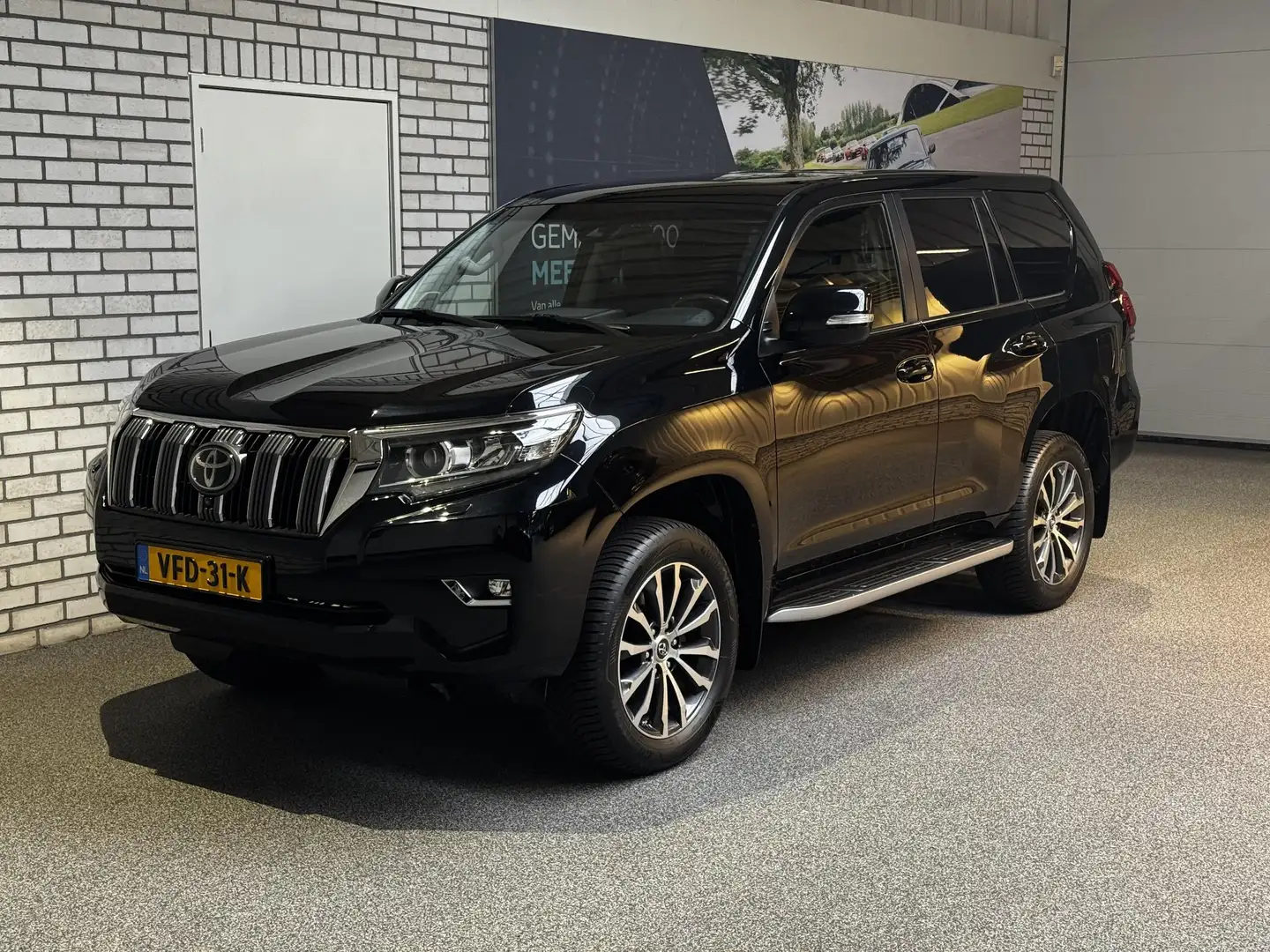 Toyota Land Cruiser 2.8 D-4D SRWV Executive Automaat Zwart - 2