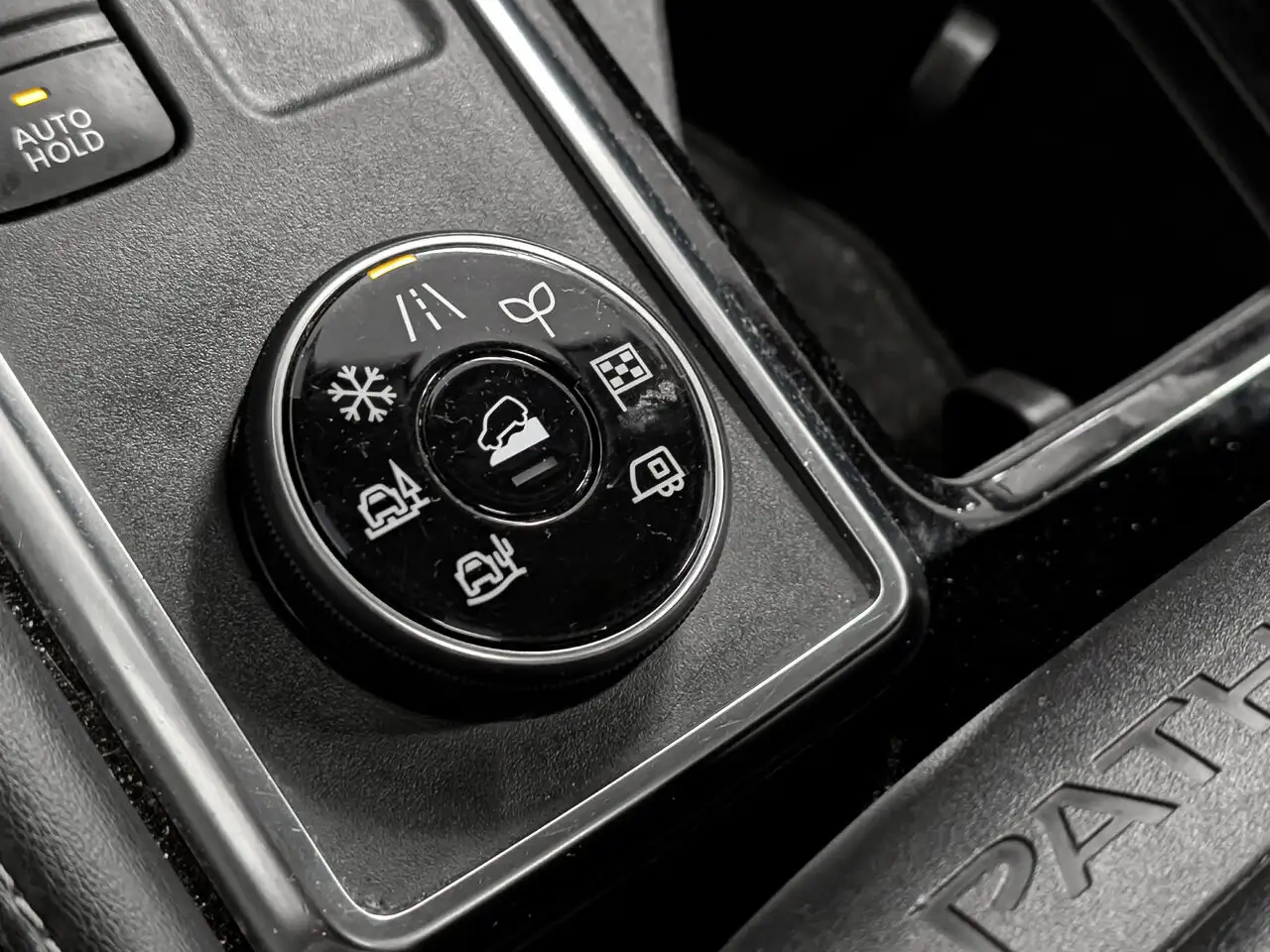 Nissan Pathfinder снимка Nissan Pathfinder