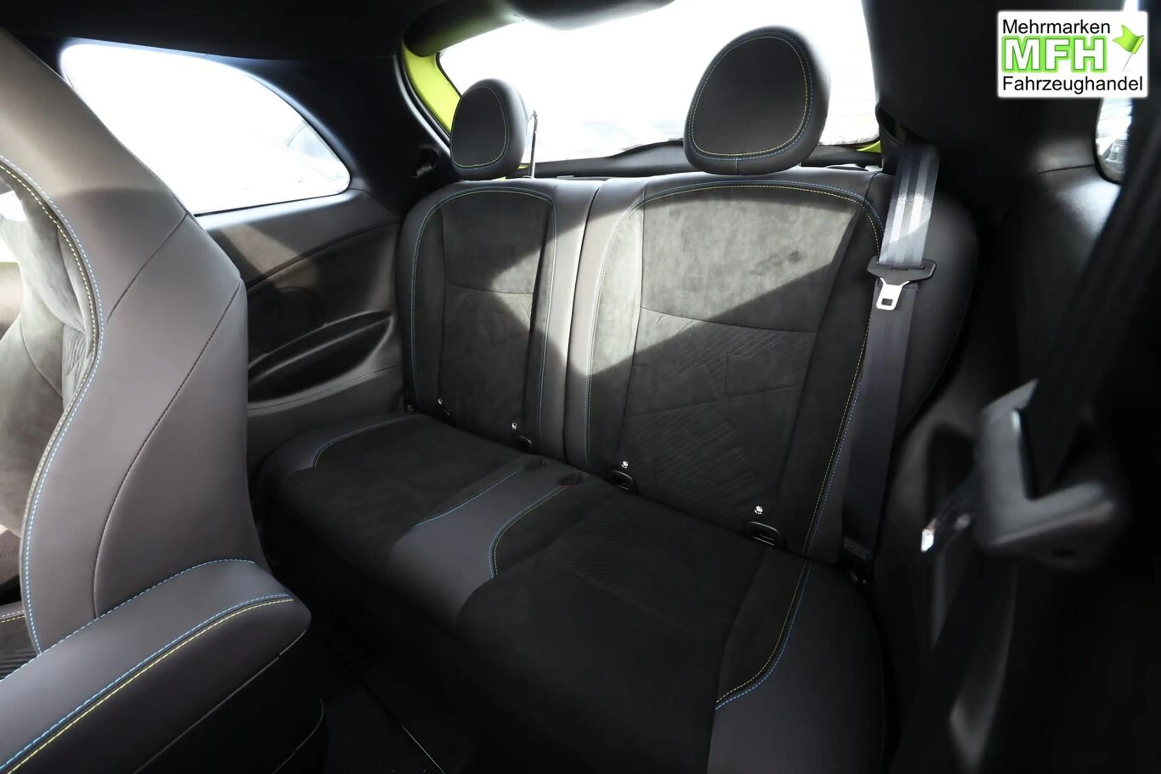 Abarth 500e Turismo 42 kWh LED Pano Nav JBL SHZ Kam PDC 114... — photo 9