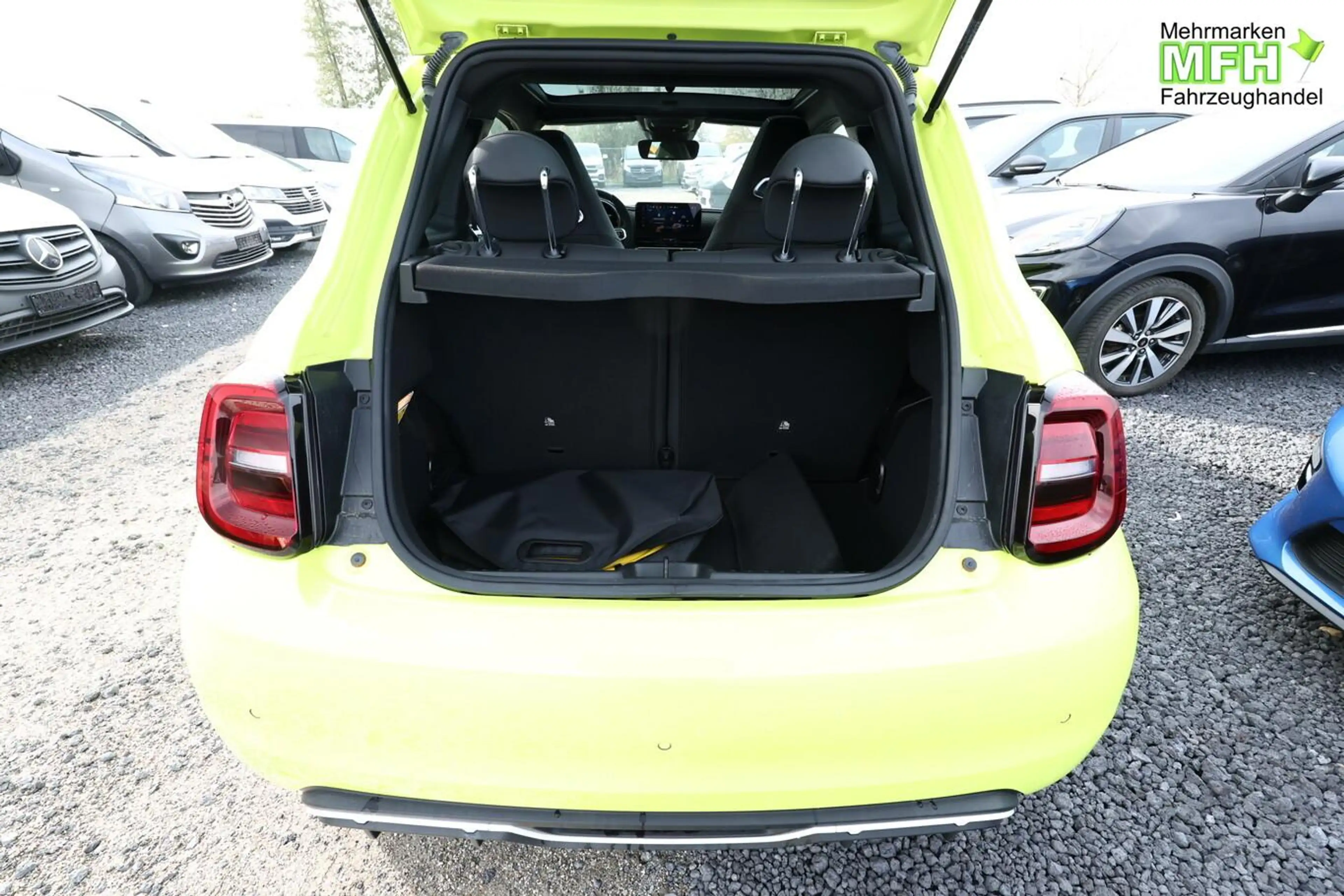 Abarth 500e Turismo 42 kWh LED Pano Nav JBL SHZ Kam PDC 114... — photo 10