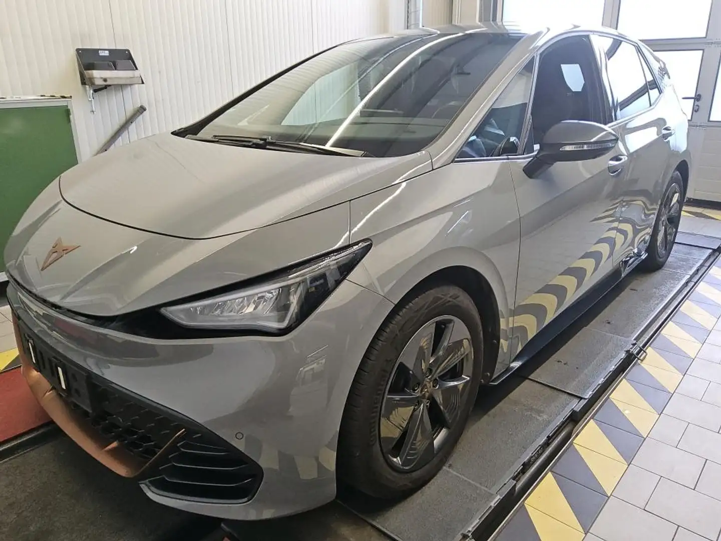 CUPRA Born 62 kWh +360° +LED +ACC +NAVI +SHZ +18" +APP + Grau - 2