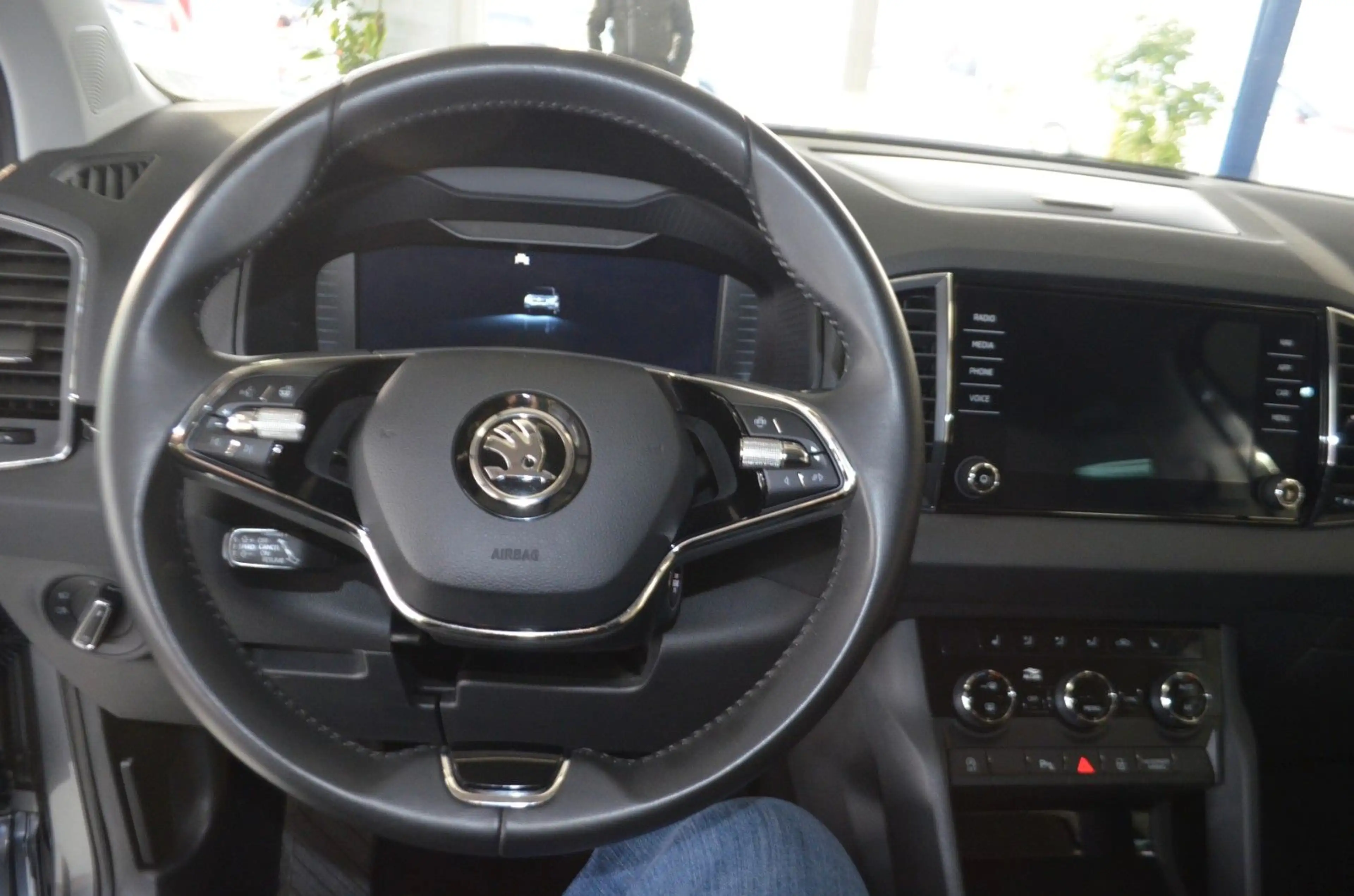 Skoda Karoq Style NAVIGATION / KLIMAAUTO./ MWST / PDC — photo 12
