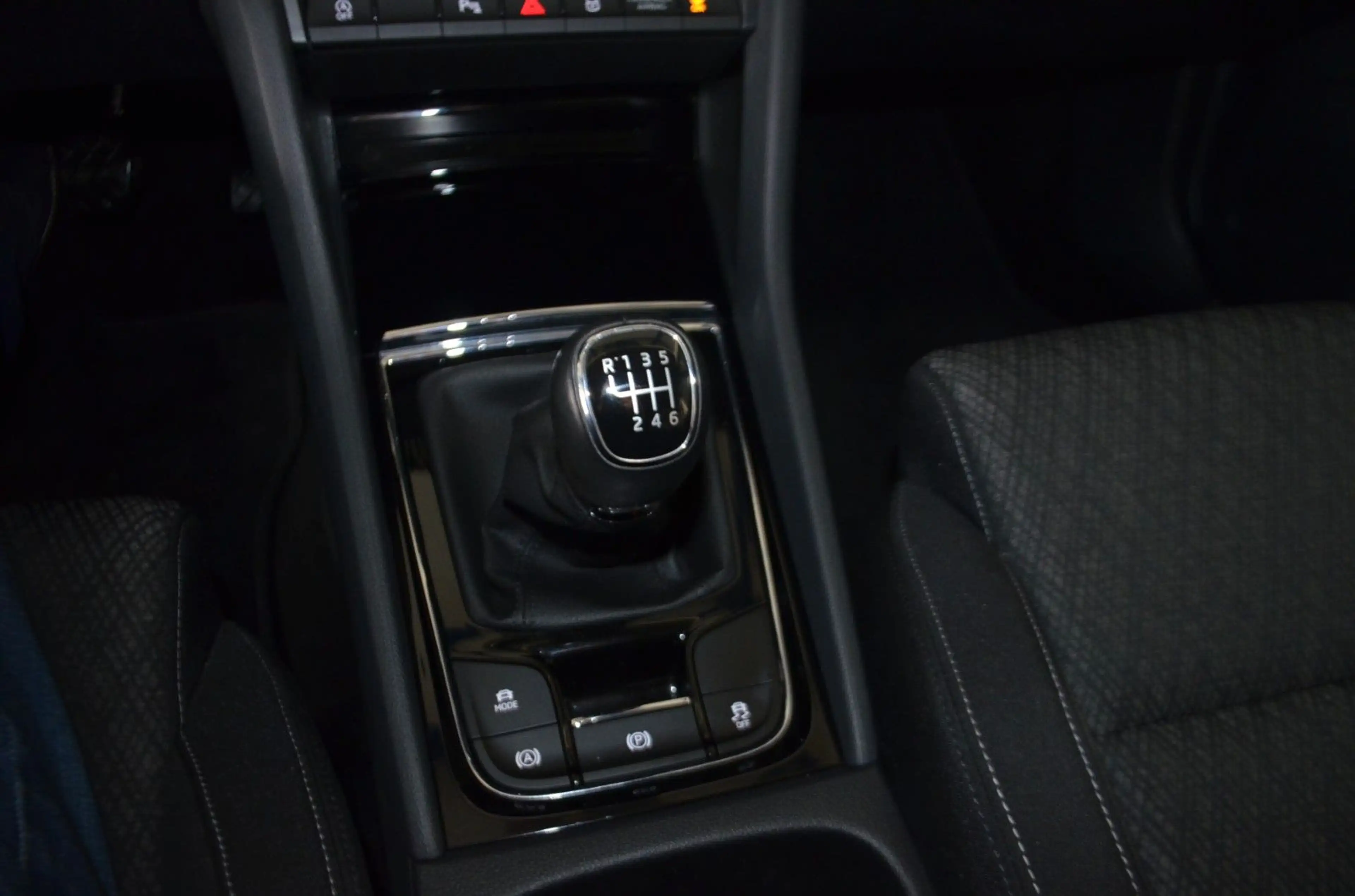 Skoda Karoq Style NAVIGATION / KLIMAAUTO./ MWST / PDC — photo 15