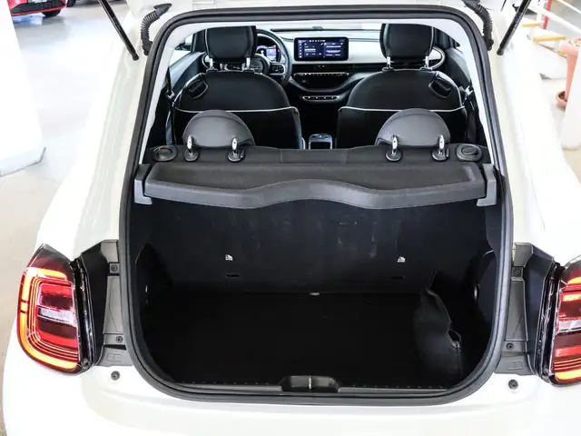 Fiat 500e view 11