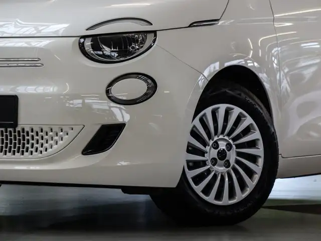 Fiat 500e view 5