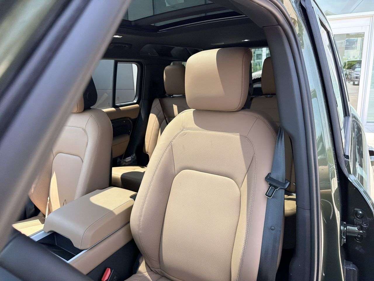 2026 Land Rover Defender 110 P400 X-Dynamic SE thumb 8