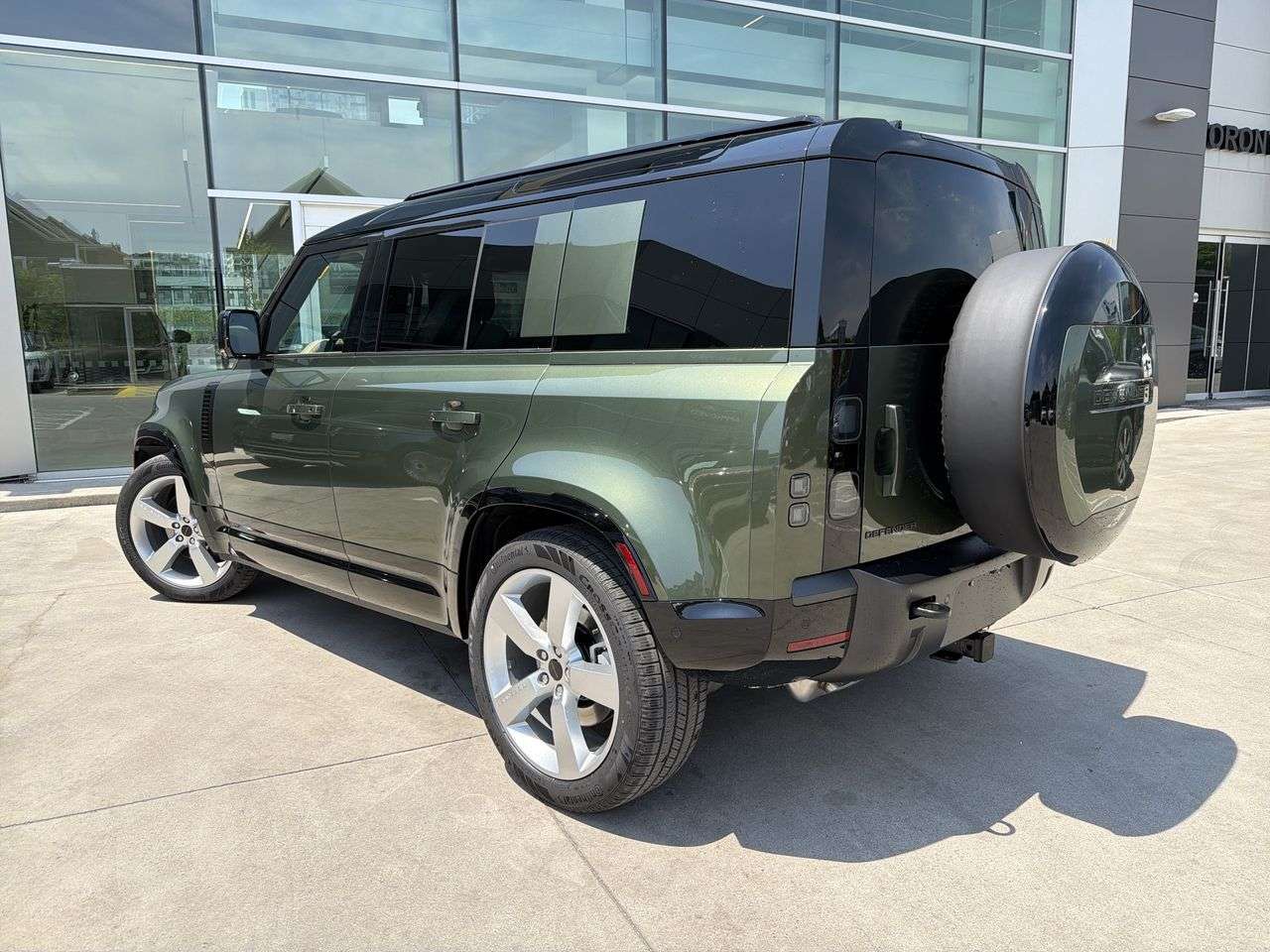 2026 Land Rover Defender 110 P400 X-Dynamic SE thumb 6