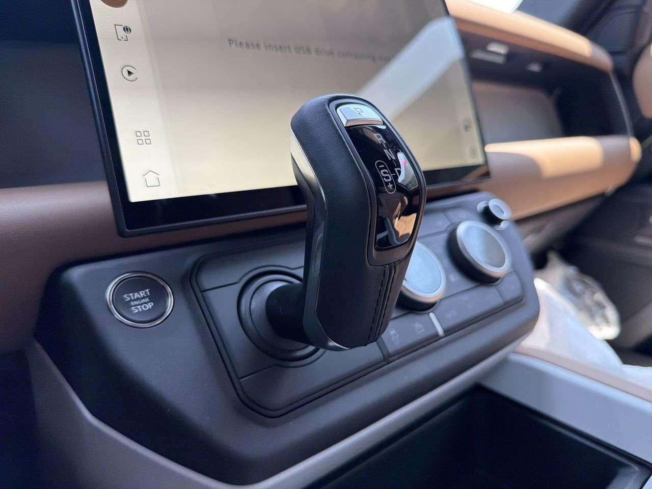 2026 Land Rover Defender 110 P400 X-Dynamic SE thumb 17