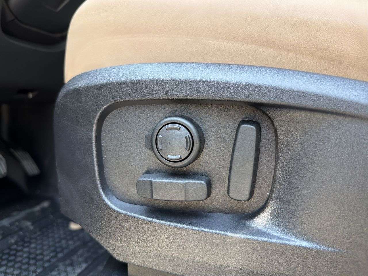 2026 Land Rover Defender 110 P400 X-Dynamic SE thumb 9
