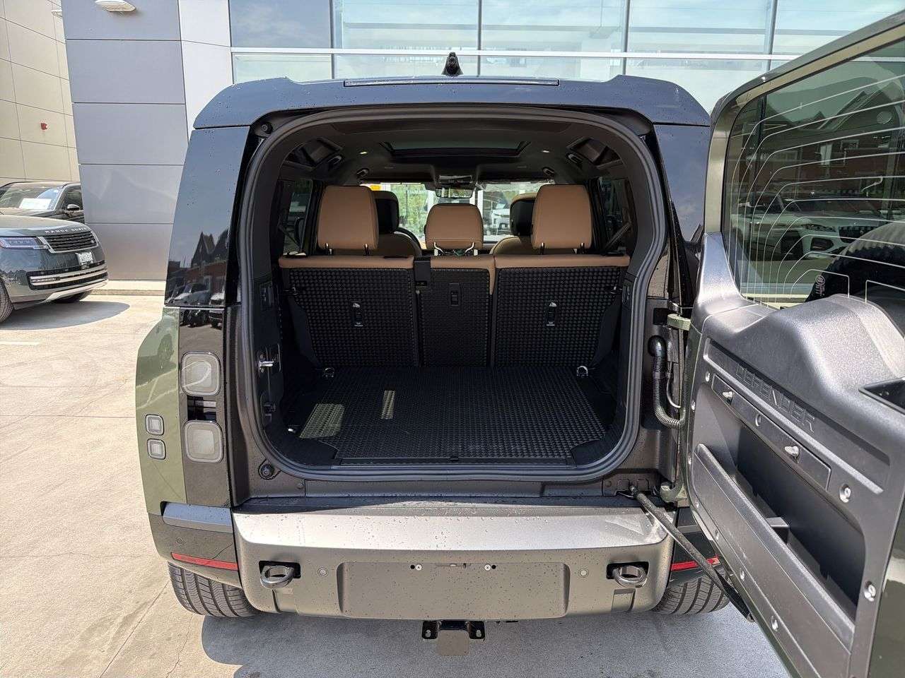 2026 Land Rover Defender 110 P400 X-Dynamic SE thumb 21