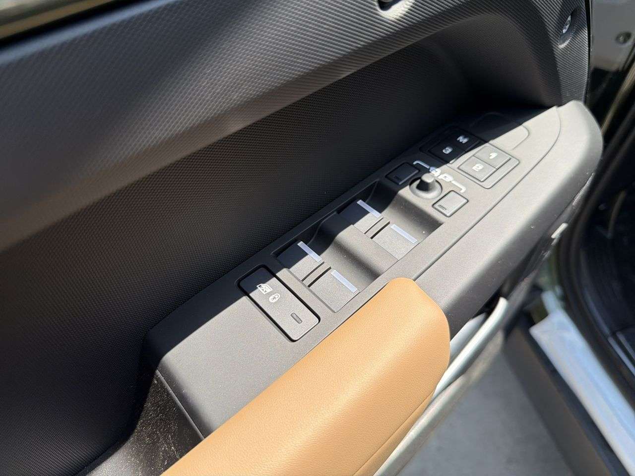 2026 Land Rover Defender 110 P400 X-Dynamic SE thumb 10