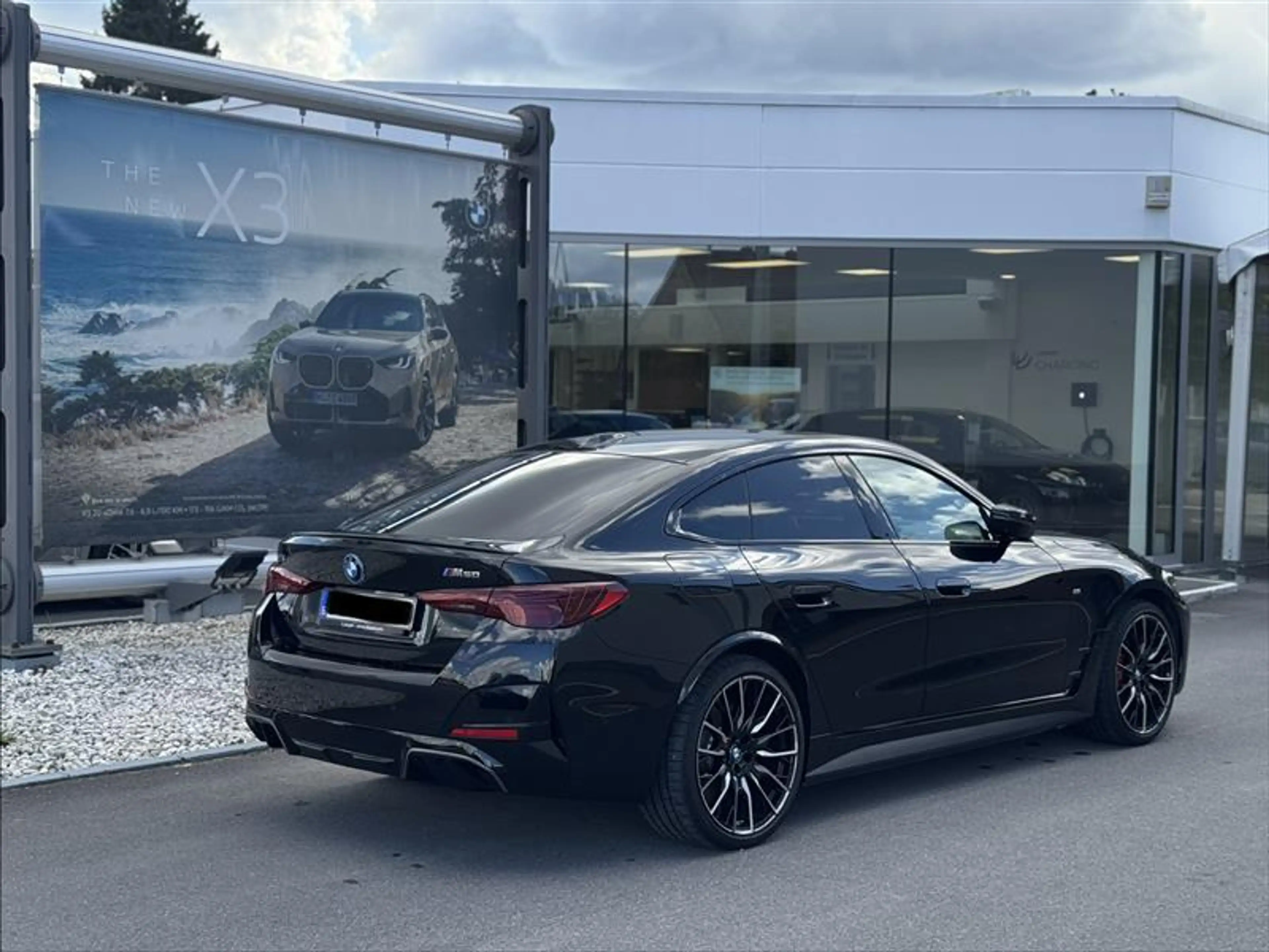 BMW i4 M50 xDrive / 20" / Parking et driving pack plus / Harman K / Toit ouvrant / Attelage — photo 3