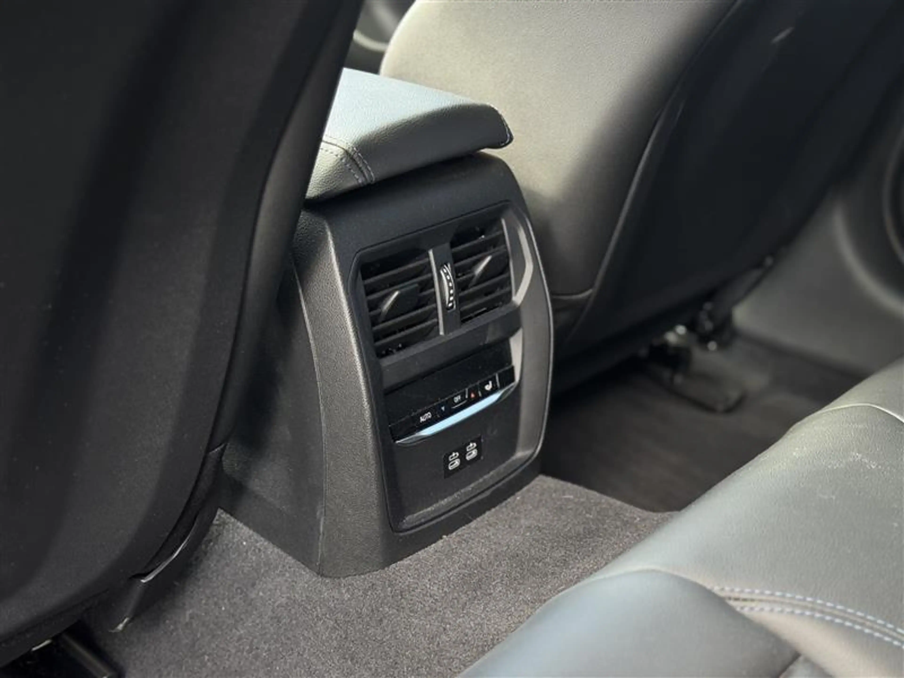 BMW i4 M50 xDrive / 20" / Parking et driving pack plus / Harman K / Toit ouvrant / Attelage — photo 9