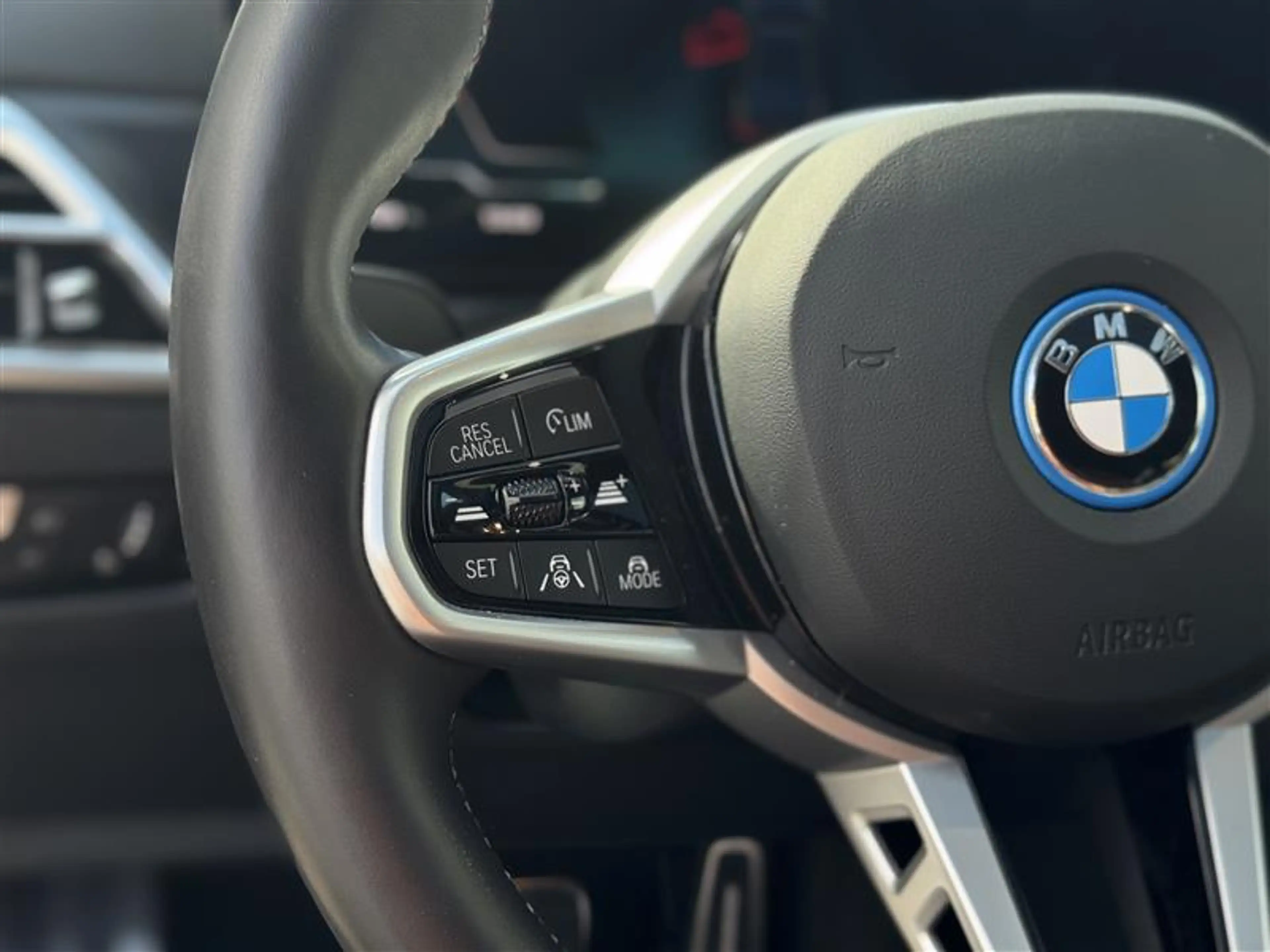 BMW i4 M50 xDrive / 20" / Parking et driving pack plus / Harman K / Toit ouvrant / Attelage — photo 11