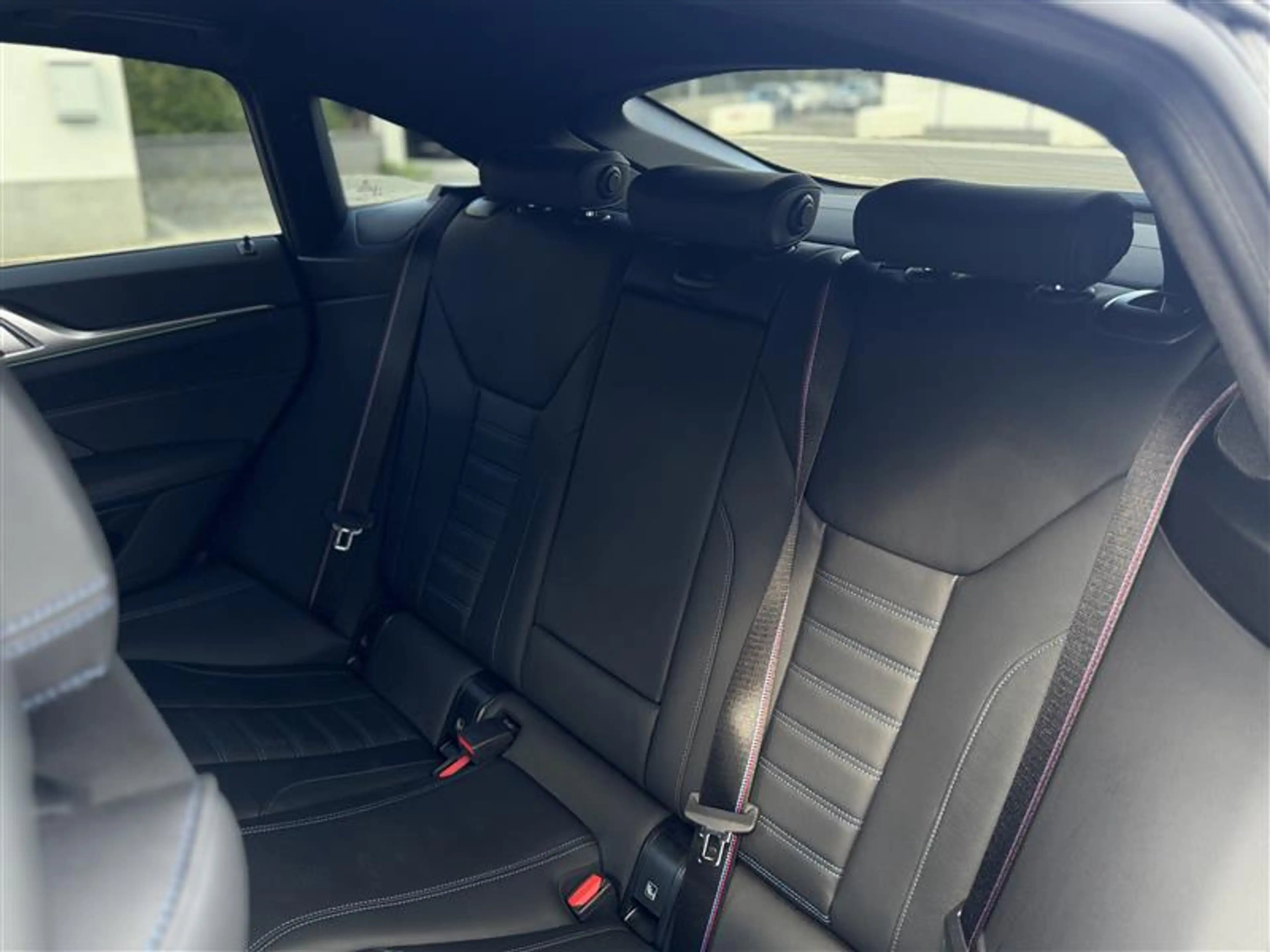 BMW i4 M50 xDrive / 20" / Parking et driving pack plus / Harman K / Toit ouvrant / Attelage — photo 8
