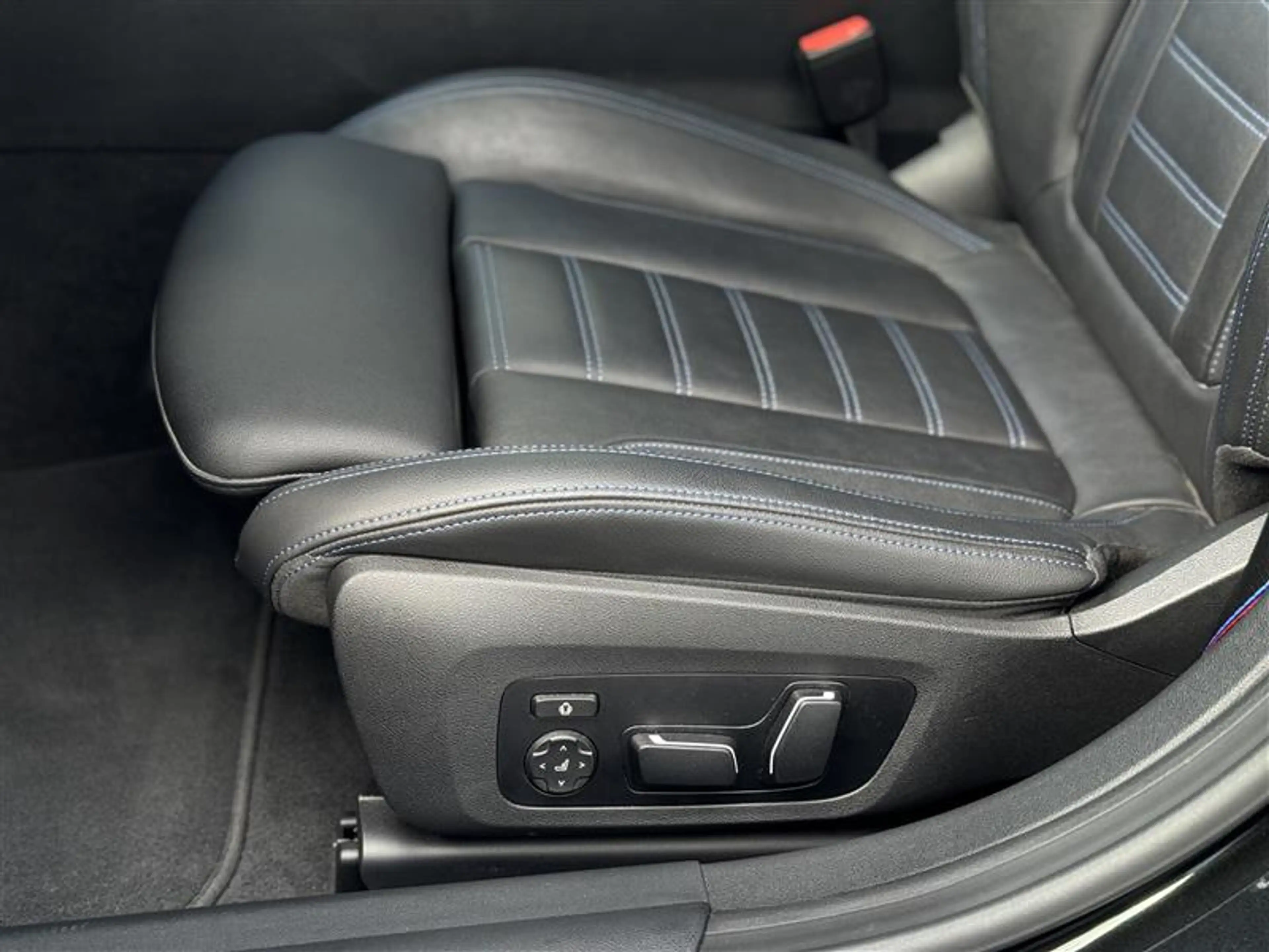 BMW i4 M50 xDrive / 20" / Parking et driving pack plus / Harman K / Toit ouvrant / Attelage — photo 7
