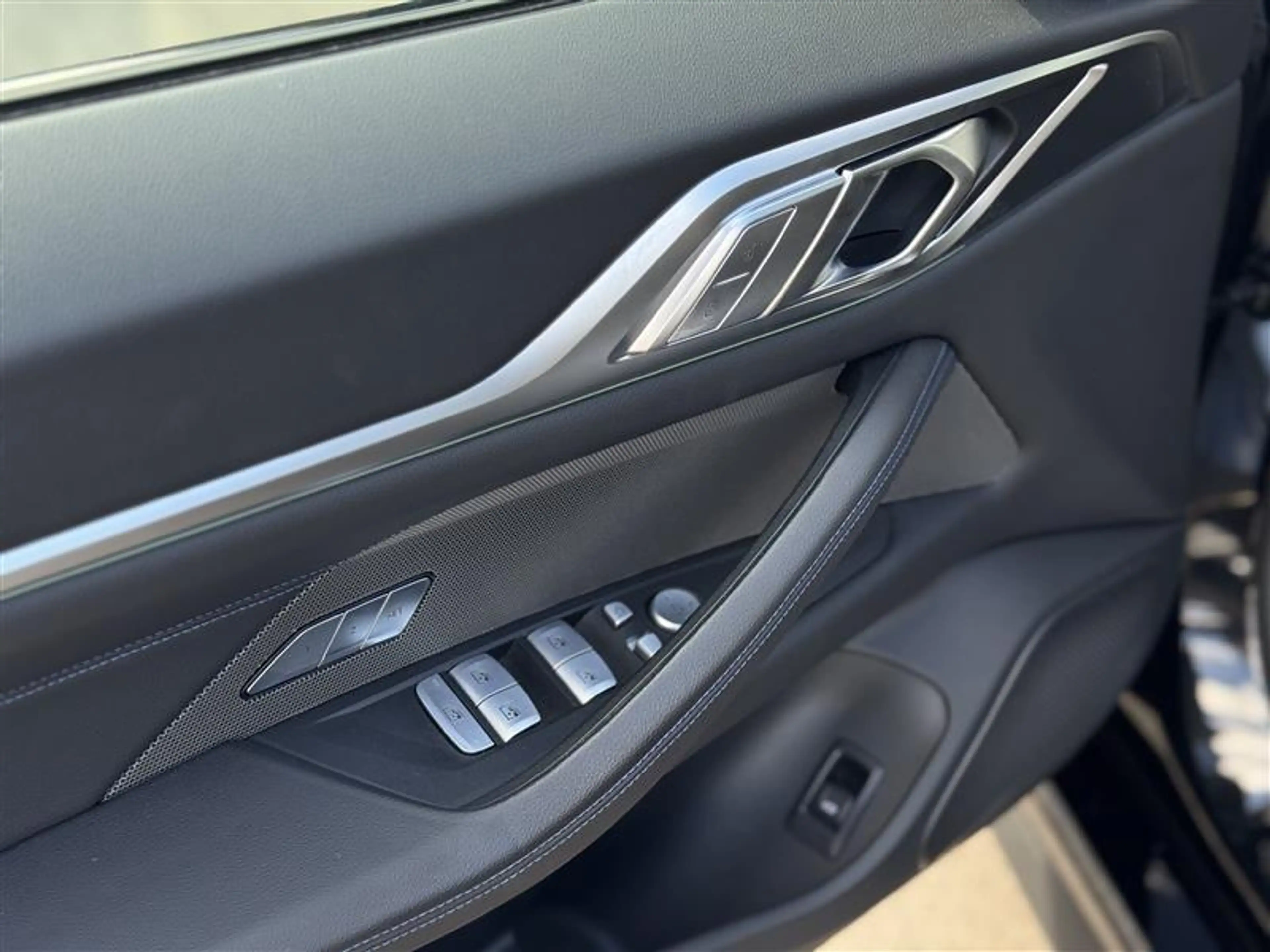 BMW i4 M50 xDrive / 20" / Parking et driving pack plus / Harman K / Toit ouvrant / Attelage — photo 14