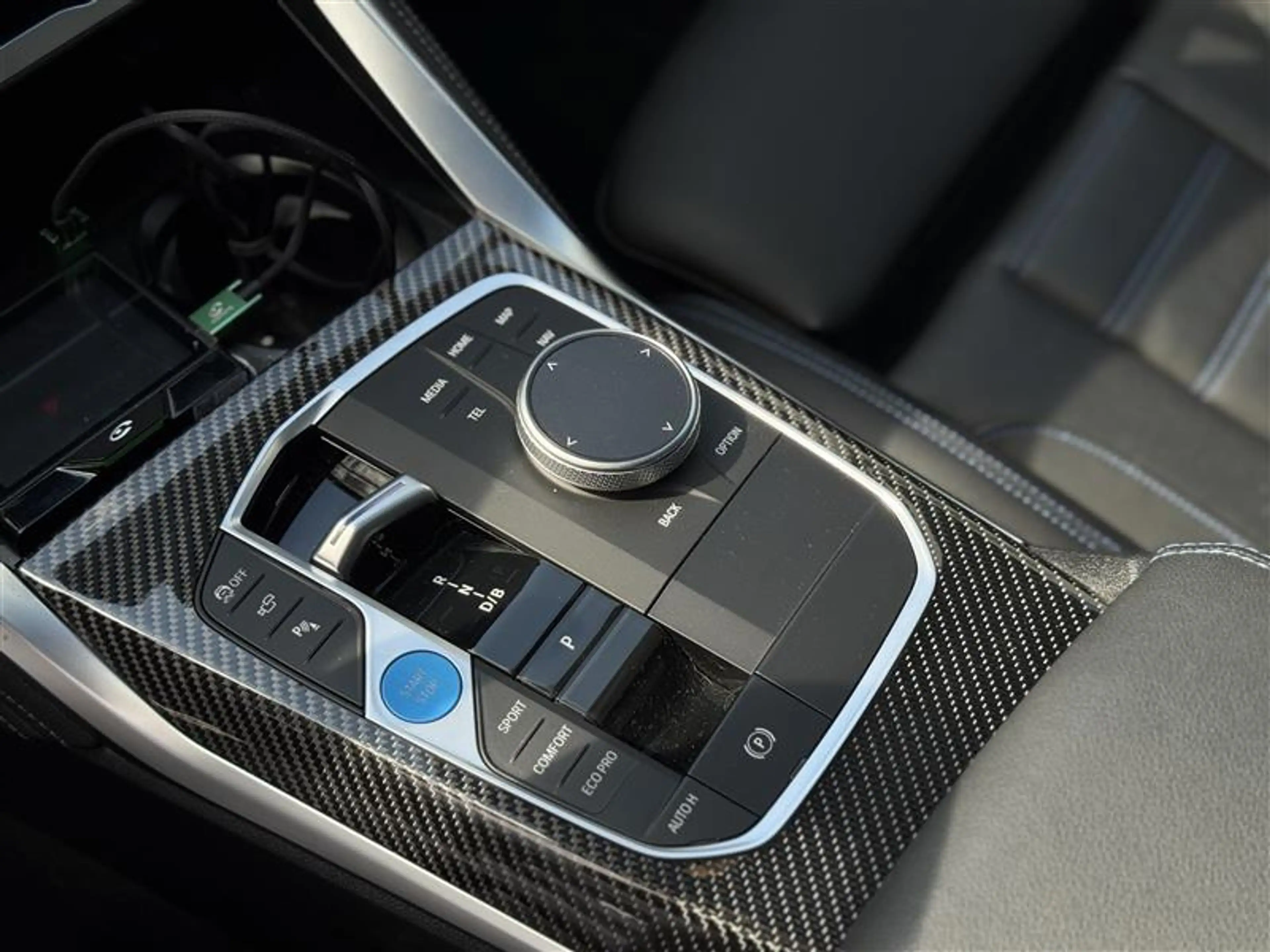 BMW i4 M50 xDrive / 20" / Parking et driving pack plus / Harman K / Toit ouvrant / Attelage — photo 13